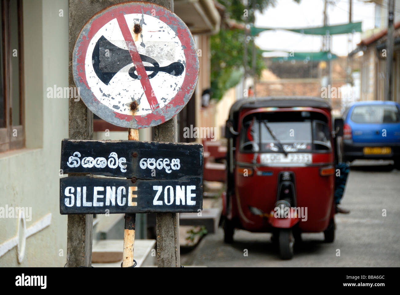 Zeichen, Hupen verboten, Stille zone vor Auto-Rikscha, Tuk-Tuk, Fort Galle, Ceylon, Sri Lanka, Südasien, Asien Stockfoto