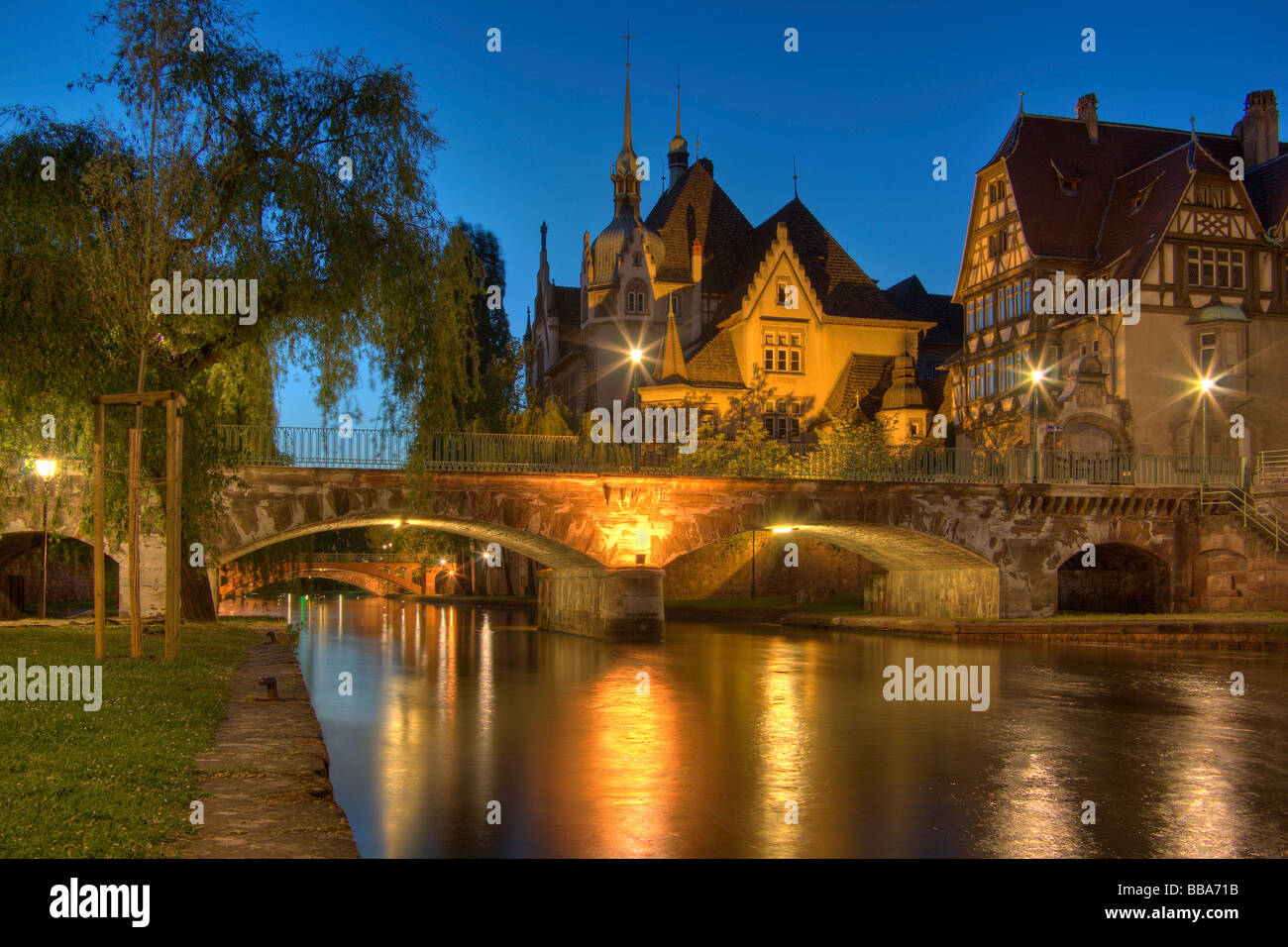 Pont St. Guillaume Bridge überqueren Fluss Ill, Nacht, Straßburg, Elsass, Frankreich, Europa Stockfoto
