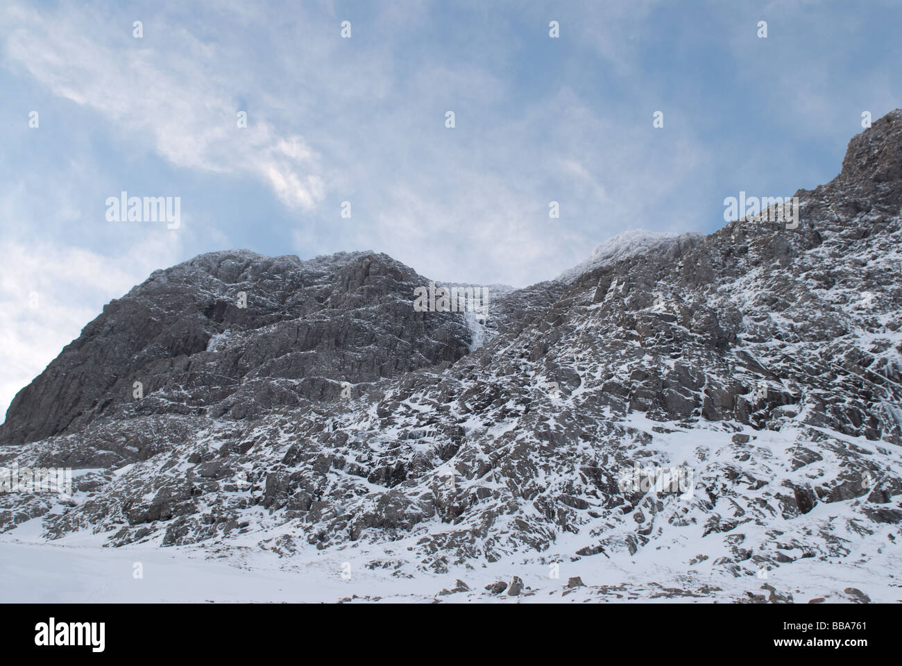 North Face von Ben Nevis zeigt Orion Gesicht, Aussichtsturm und Schloss Ridge und Grate im Winter mit einem blauen Himmelshintergrund Stockfoto