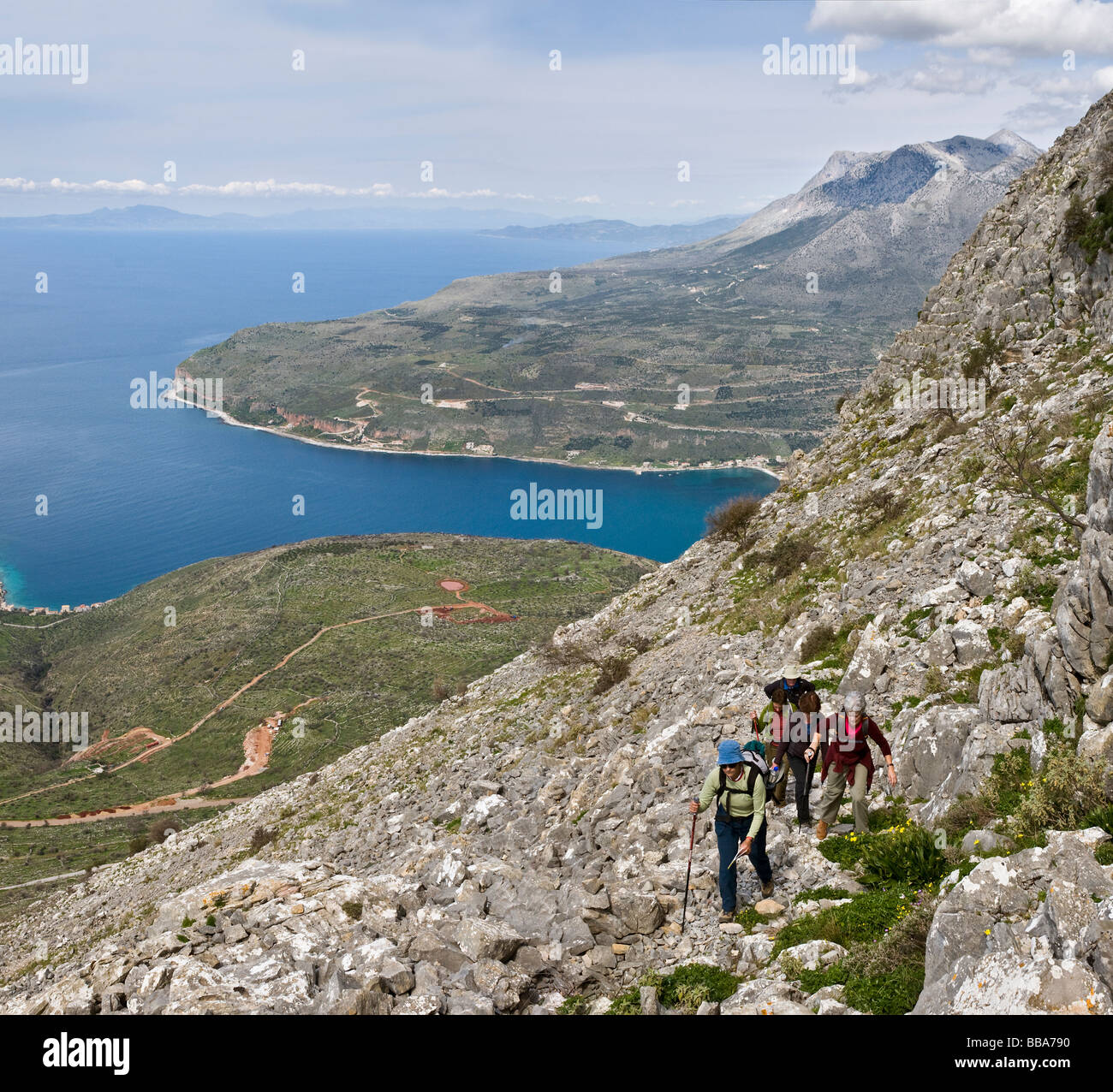 Wanderer auf dem Weg über Areopoli Blick hinunter auf Itilo Bucht und der messenischen Golf In der Mani südlichen Peloponnes Griechenland Stockfoto