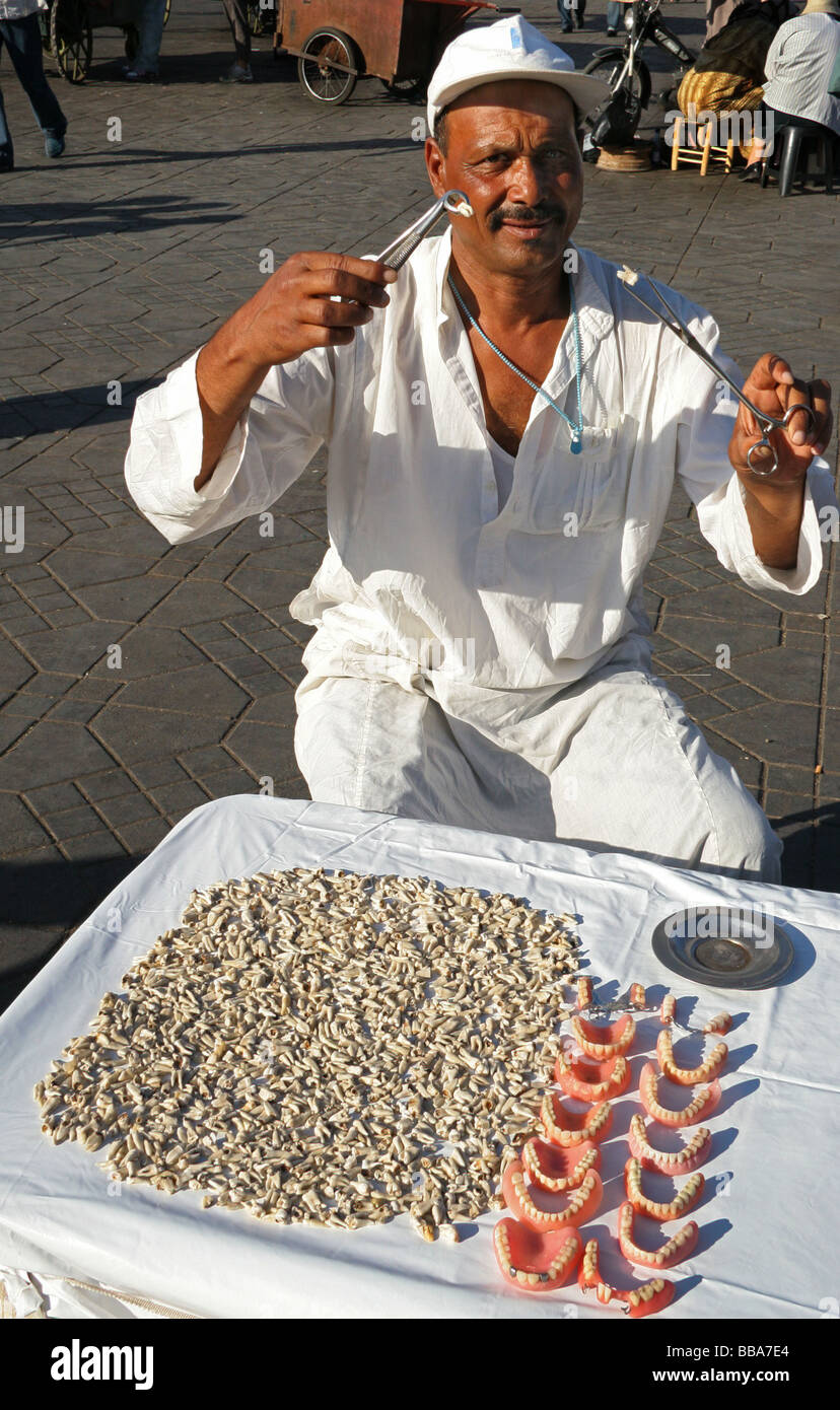 Mann verkauf Zähne Jemaa el Fna Markt, Marrakesch Marokko Stockfoto