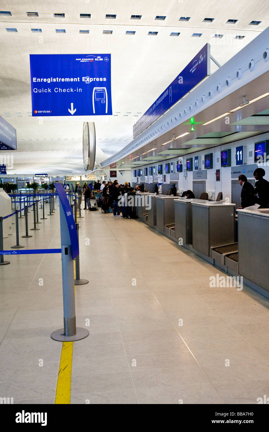 Quick-Check-in-Schalter von Air France und KLM in der Abflughalle, Terminal 2, Flughafen Paris-Charles de Gaulle, Paris, Frankreich,-Eur Stockfoto