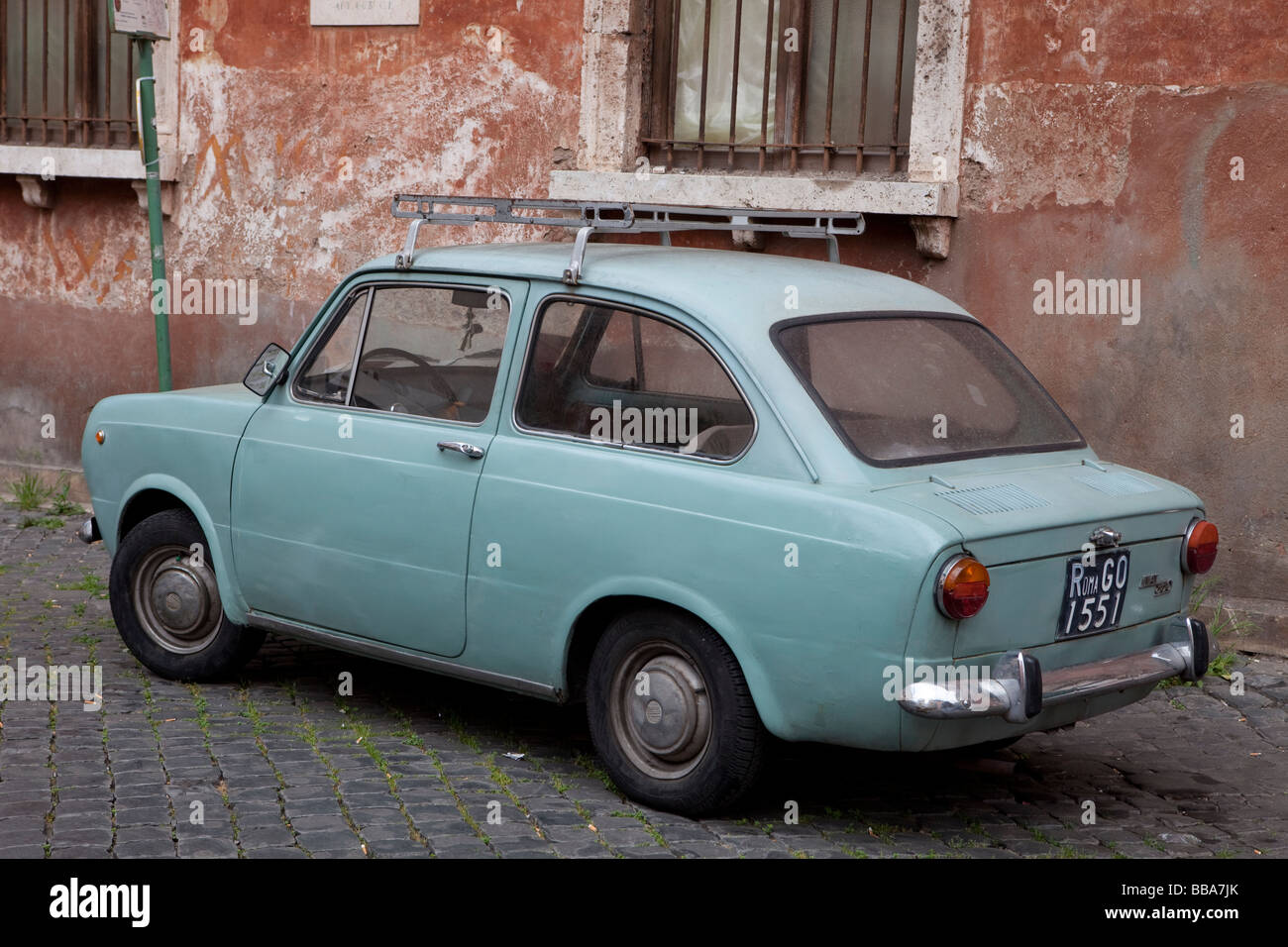 Wand des Hauses mit einem Fiat 850 vorne, Trastevere, Rom, Italien Stockfoto