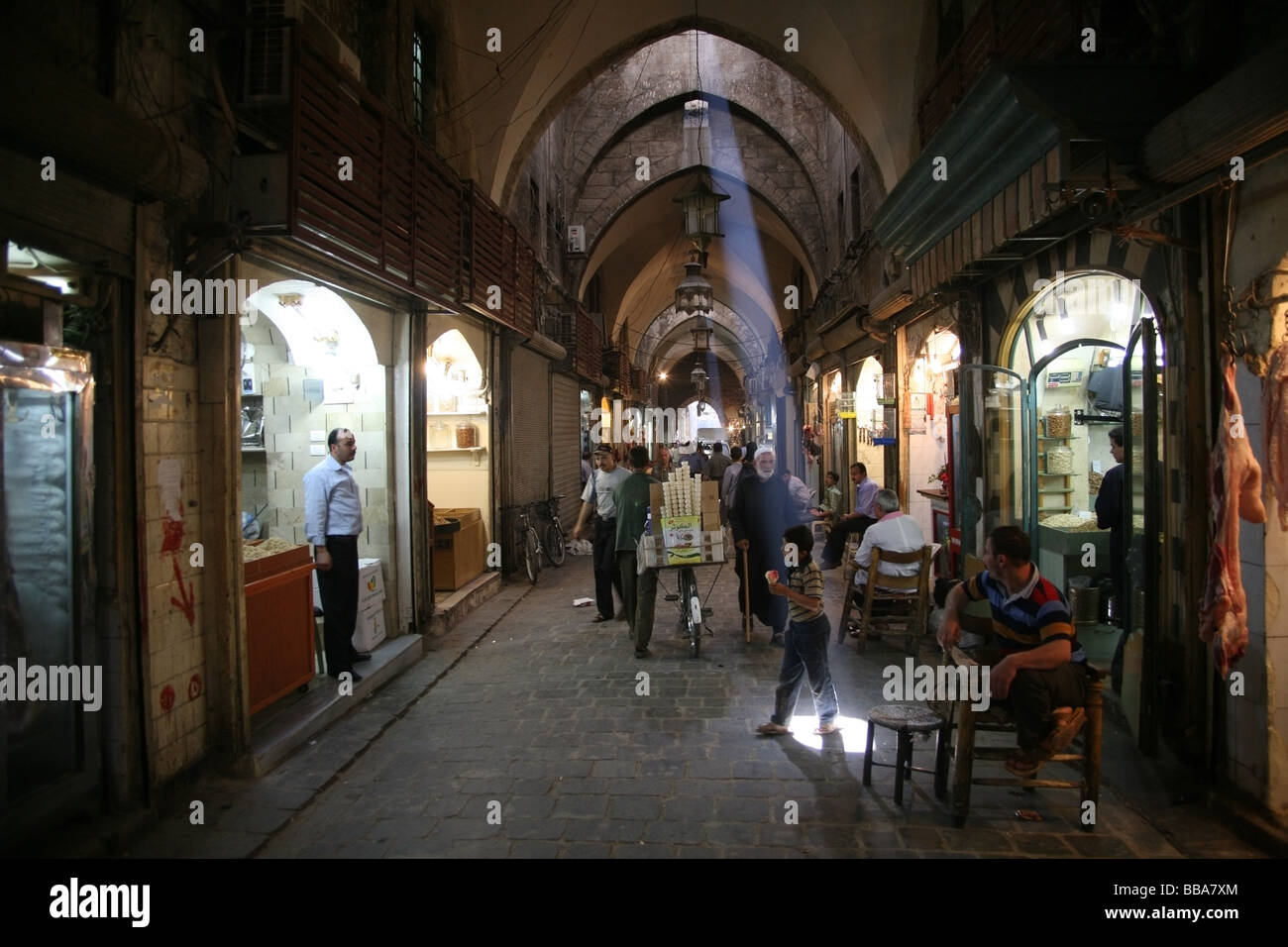 Welle von Licht, das durch das Dach in den Souk in der Altstadt von Aleppo Syrien Stockfoto