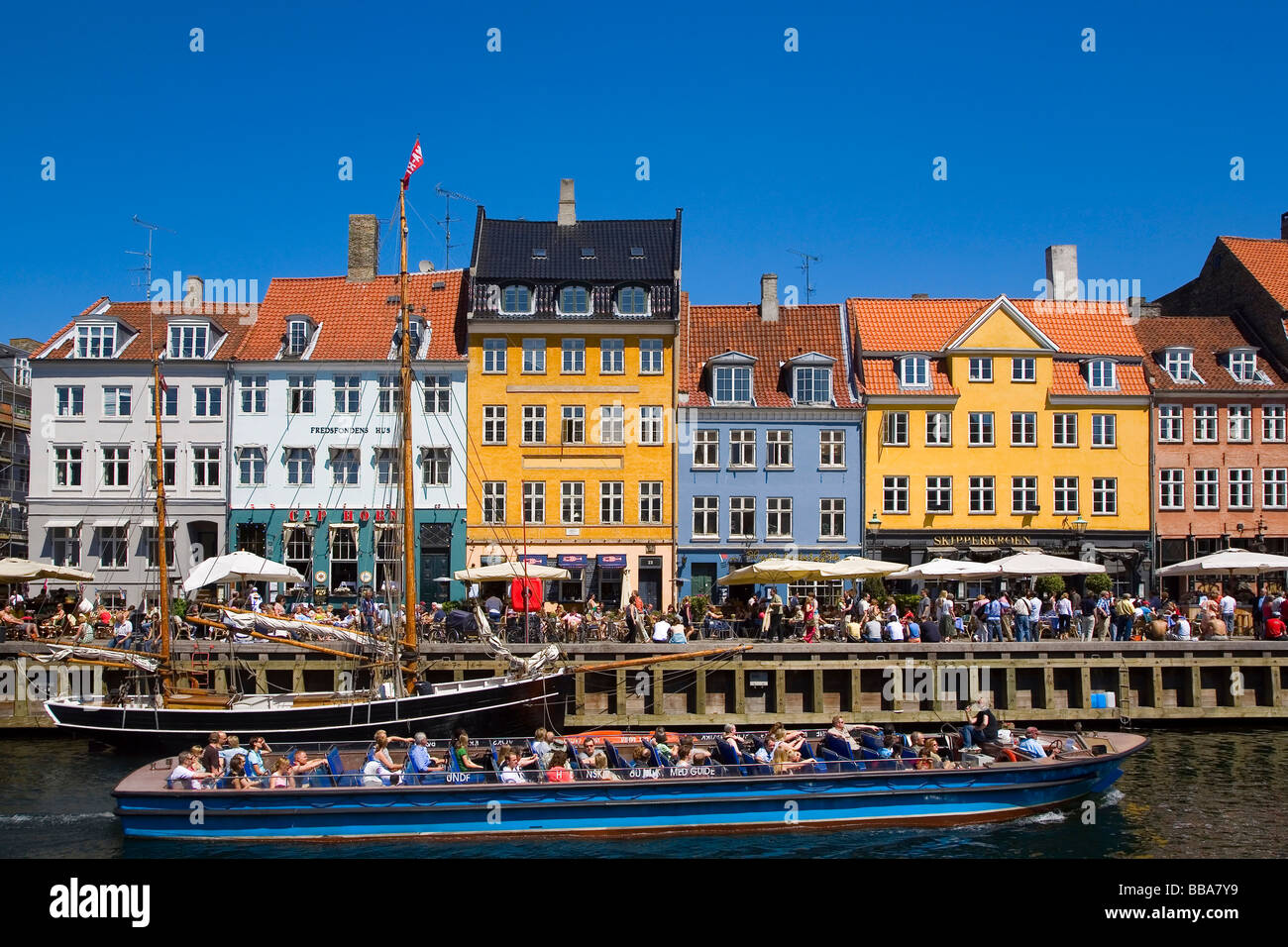 Ausflugsboot in Nyhavn Kanal, Kopenhagen, Dänemark, Europa Stockfoto