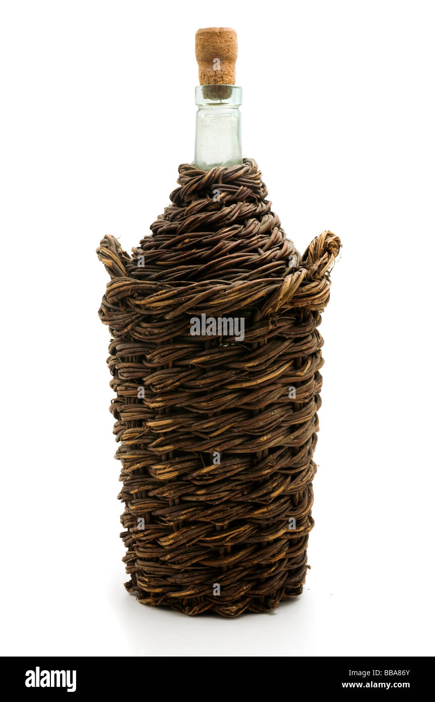 Alte italienische Wicker Flasche auf weißem Hintergrund Stockfoto