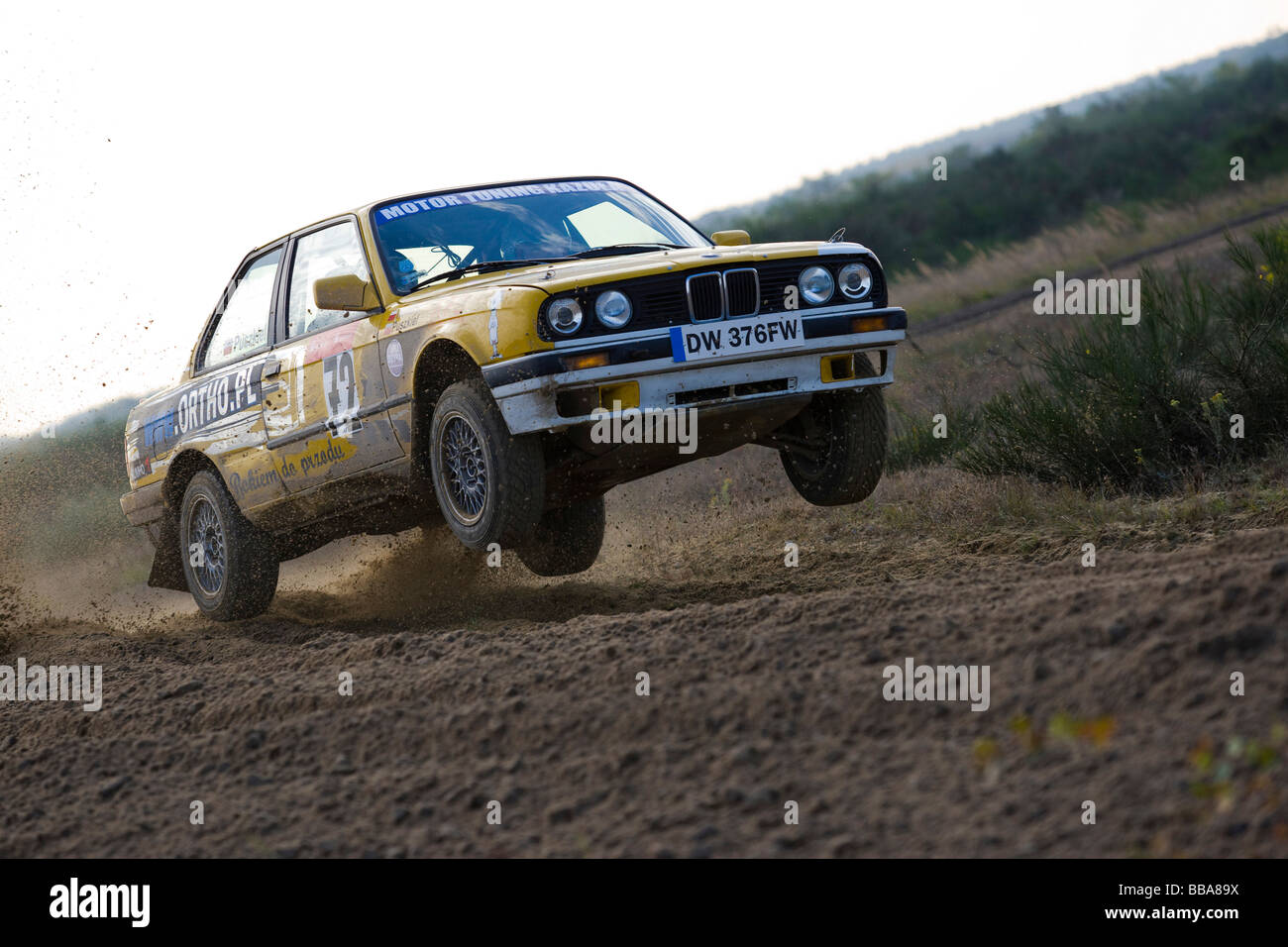 BMW 318is springen, Lausitz-Rallye, Motorsport, Sachsen, Deutschland, Europa Stockfoto