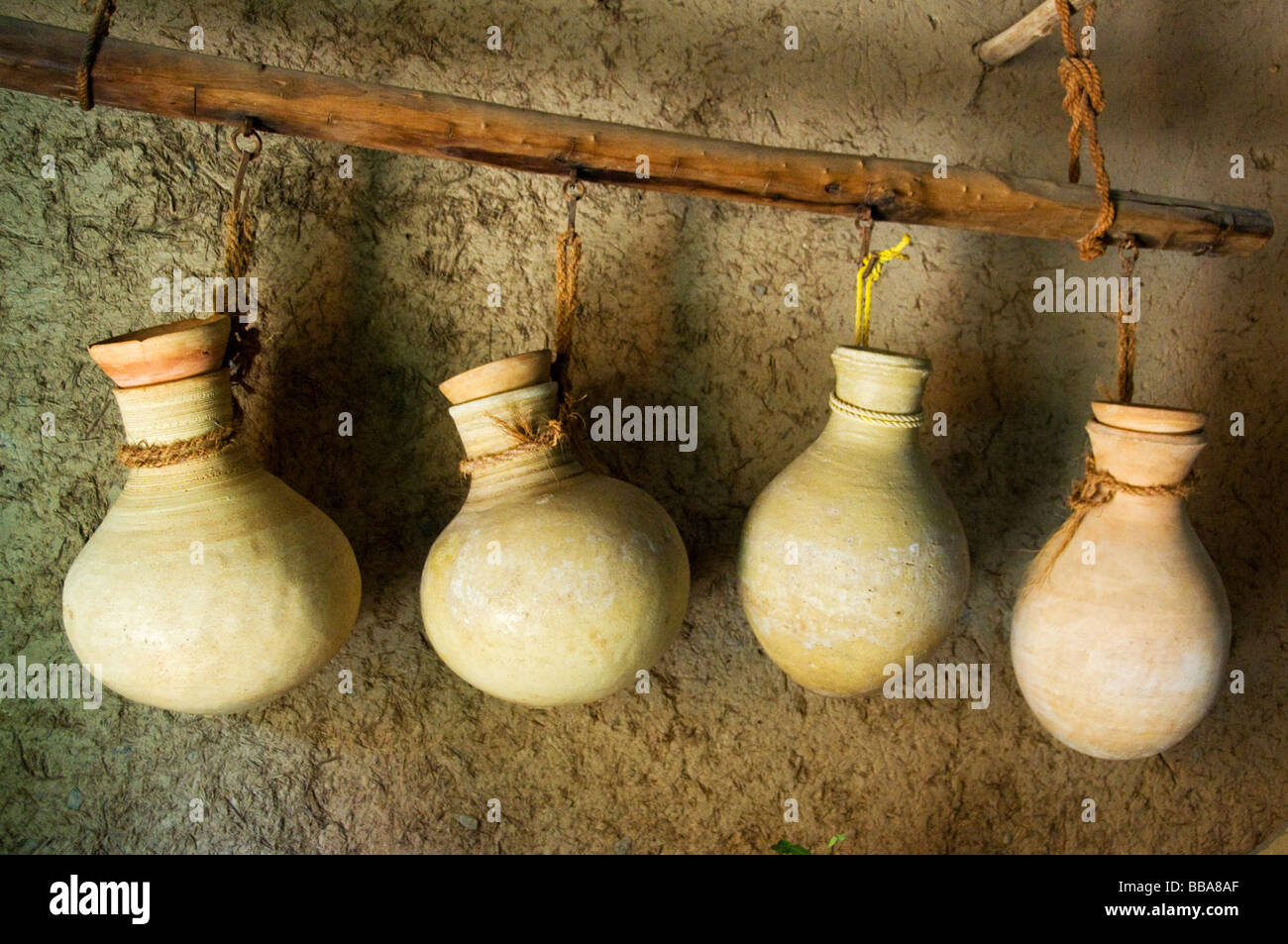Traditionelle Töpferei Wasser aus aflaj Antike Bewässerung im Dorf Misfat Al Abriyyin Oman zu nehmen Stockfoto