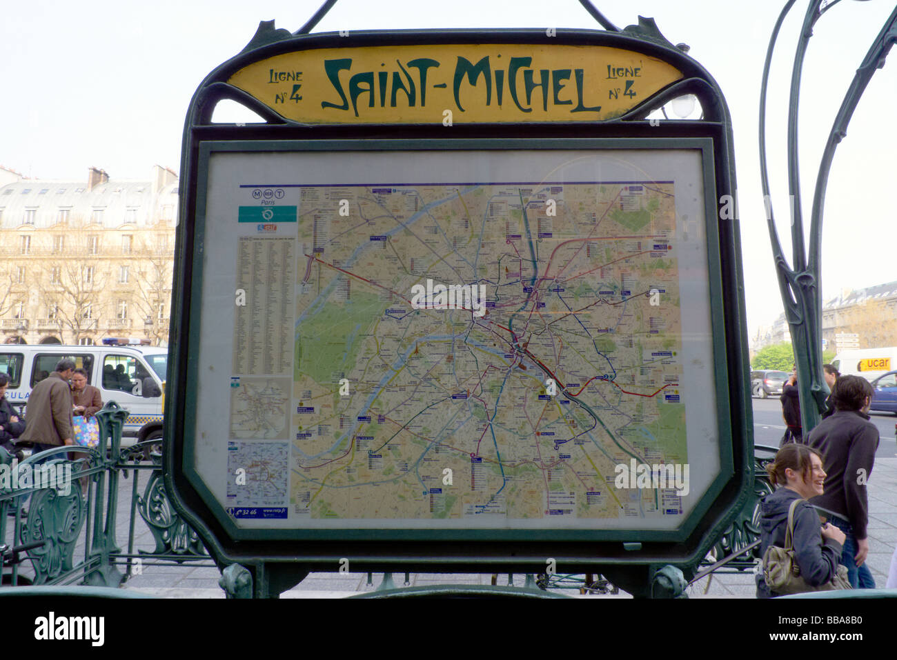 Karte von Paris Metro vor dem Bahnhof Saint-Michel Stockfoto