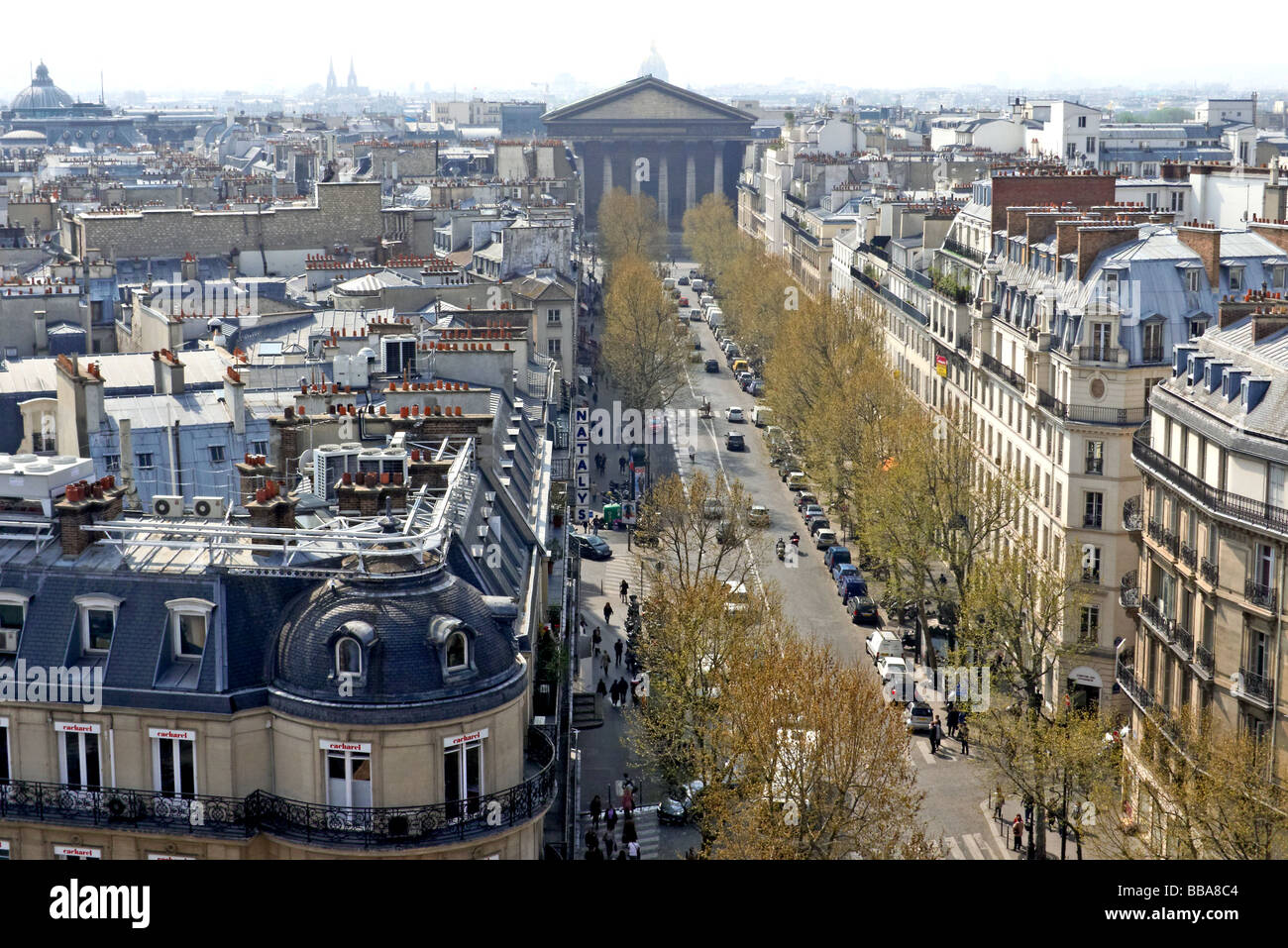 Auf der Suche nach der Rue Tronchet in Richtung der Kirche La Madeleine von der Dachterrasse des Kaufhauses Printemps Stockfoto