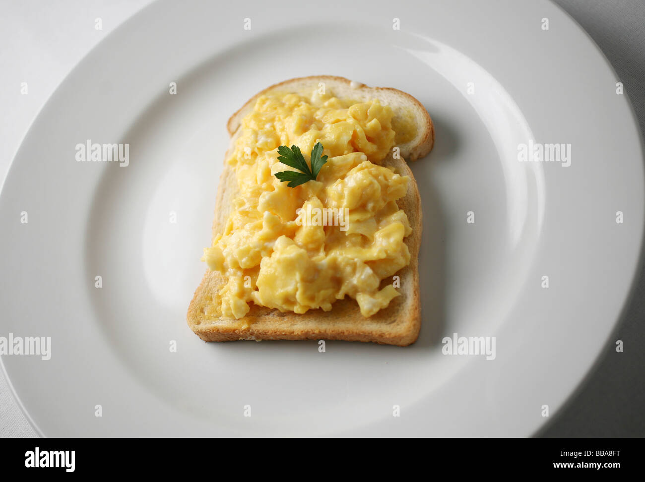 Räucherlachs und Rührei auf toast Stockfoto