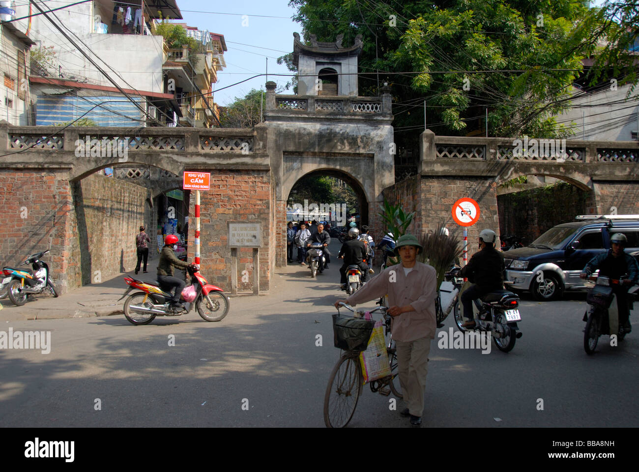 Mopeds und Radfahrer, Quan Chuong Altpörtel, Hanoi, Vietnam, Südostasien, Asien Stockfoto