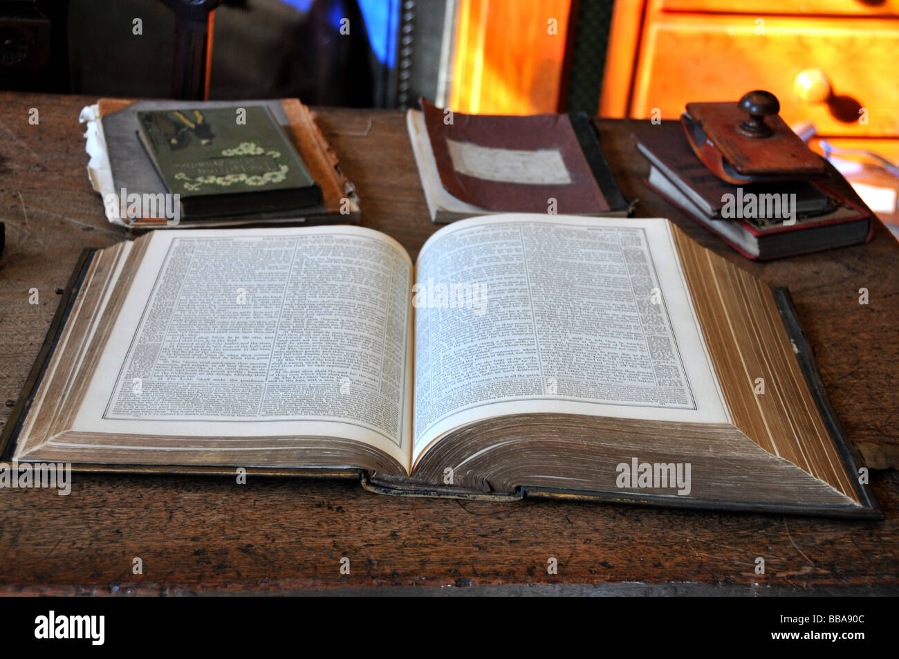 18. Jahrhundert alte englische Bibel auf einem Tisch Stockfoto