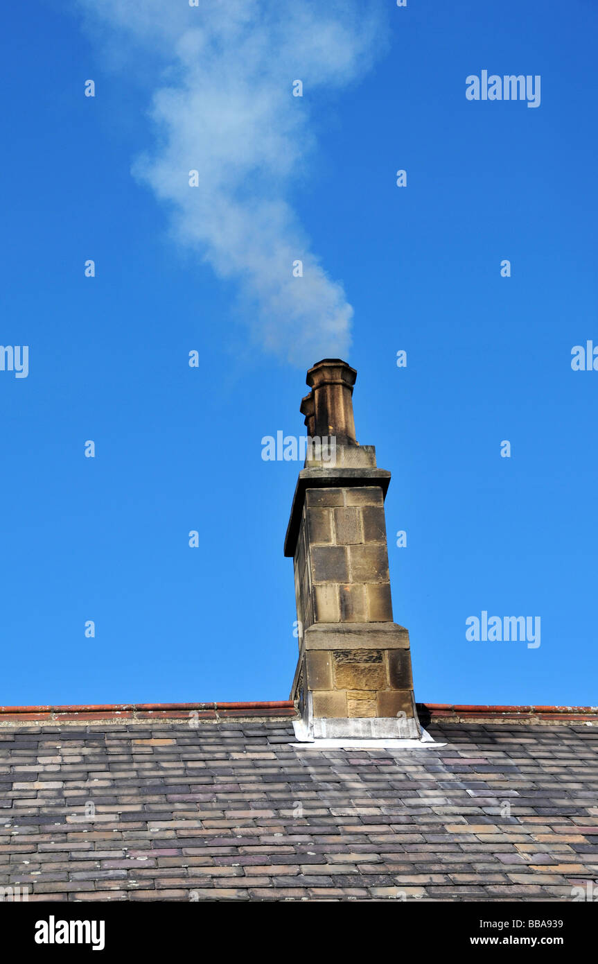 Alten Schornstein auf Ziegeldach mit blauem Himmelshintergrund Stockfoto