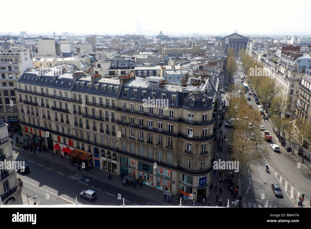 Der Boulevard Haussmann und Rue Tronchet mit der Kirche La Madeleine im Hintergrund, Paris, Frankreich Stockfoto