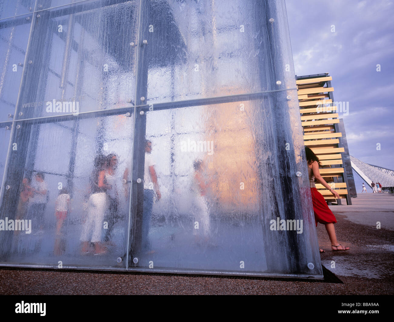 Menschen, die genießen eines modernen Pavillons auf der Wasser-Expo 2008 in Saragossa. Stockfoto