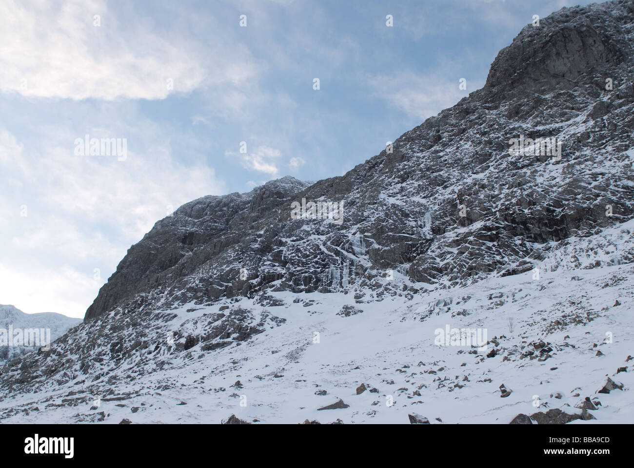 North Face von Ben Nevis zeigt Orion Gesicht, Aussichtsturm und Schloss Ridge und Grate im Winter mit einem blauen Himmelshintergrund Stockfoto