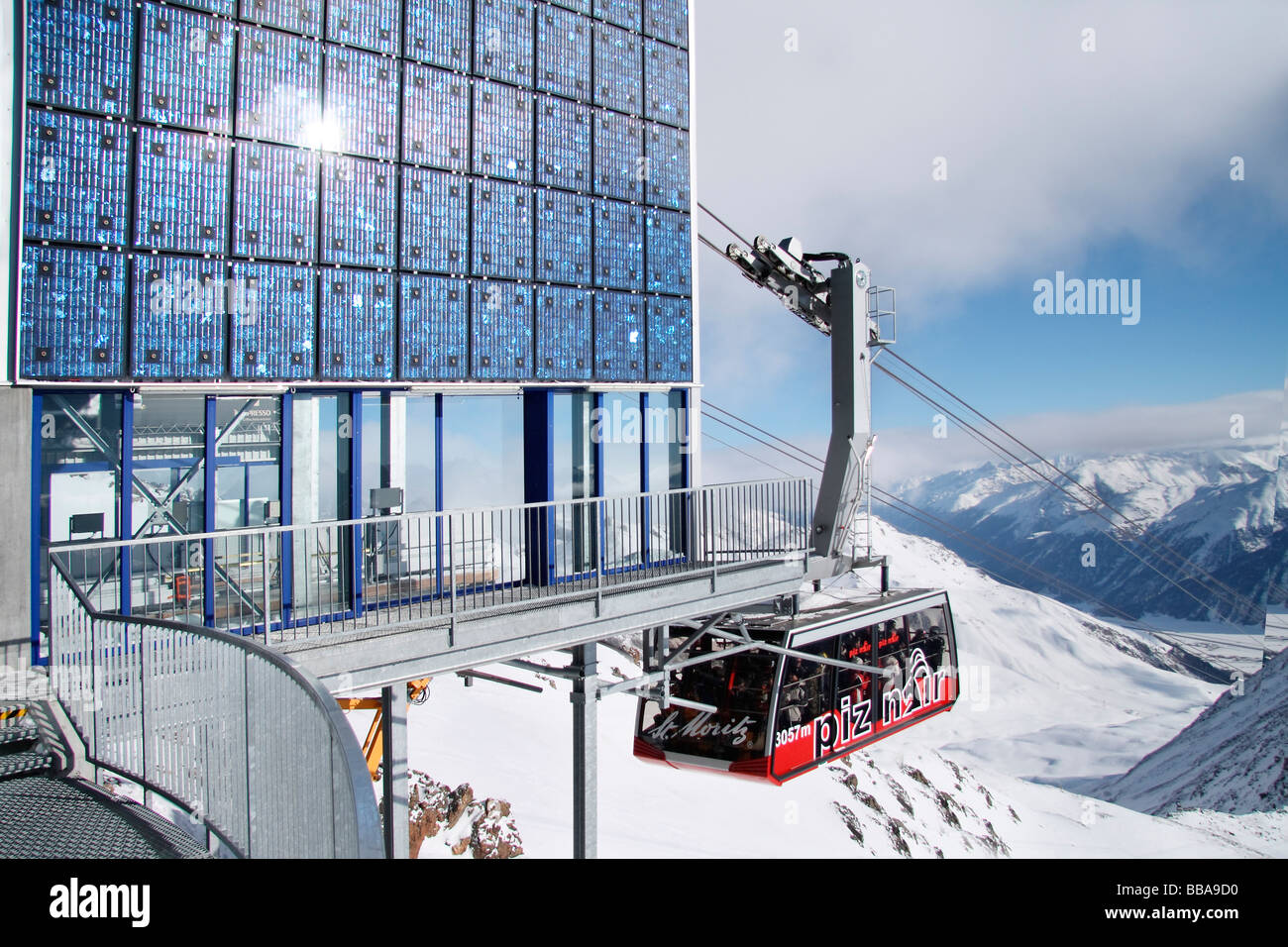 Piz Nair Seilbahnstation, Photovoltaik-Anlage, Solarzellen, hohe Berge, Schweiz, Europa Stockfoto