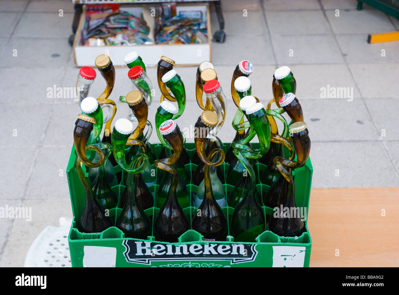 Bierflasche mit verdrehten Hälsen in der alten Stadt Chania Kreta Griechenland Europa Stockfoto