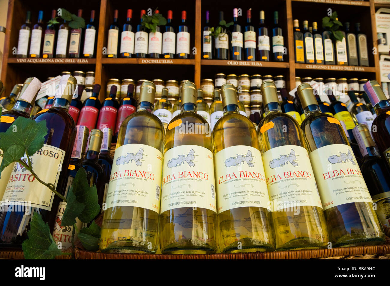 Weine aus Elba, Vinothek in Marina di Campo, Insel Elba, Toskana, Italien, Europa Stockfoto