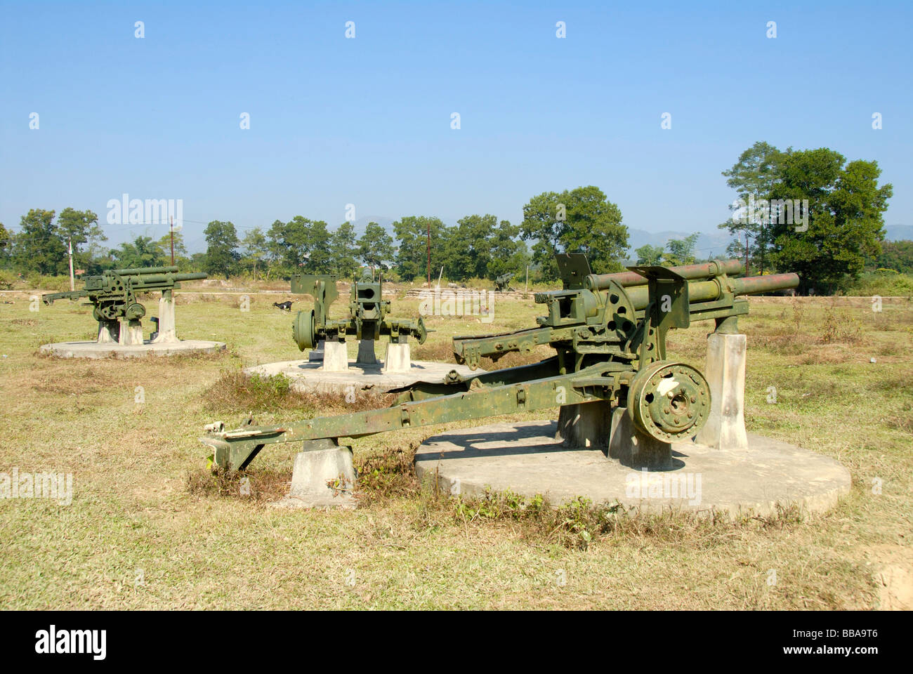 Erster Indochina Krieg 1954, alte französische Artillerie-Kanonen stehen im Feld, Dien Bien Phu, Vietnam, Südostasien, Asien Stockfoto