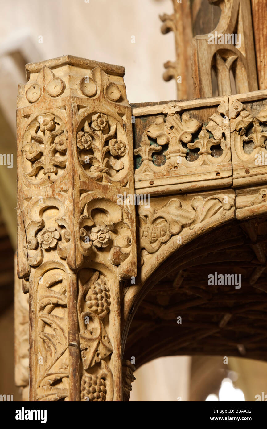 UK England Norfolk Trunch Dorf St Botolphs Pfarrkirche mittelalterlichen geschnitzten hölzernen Schriftart Abdeckung carving-detail Stockfoto