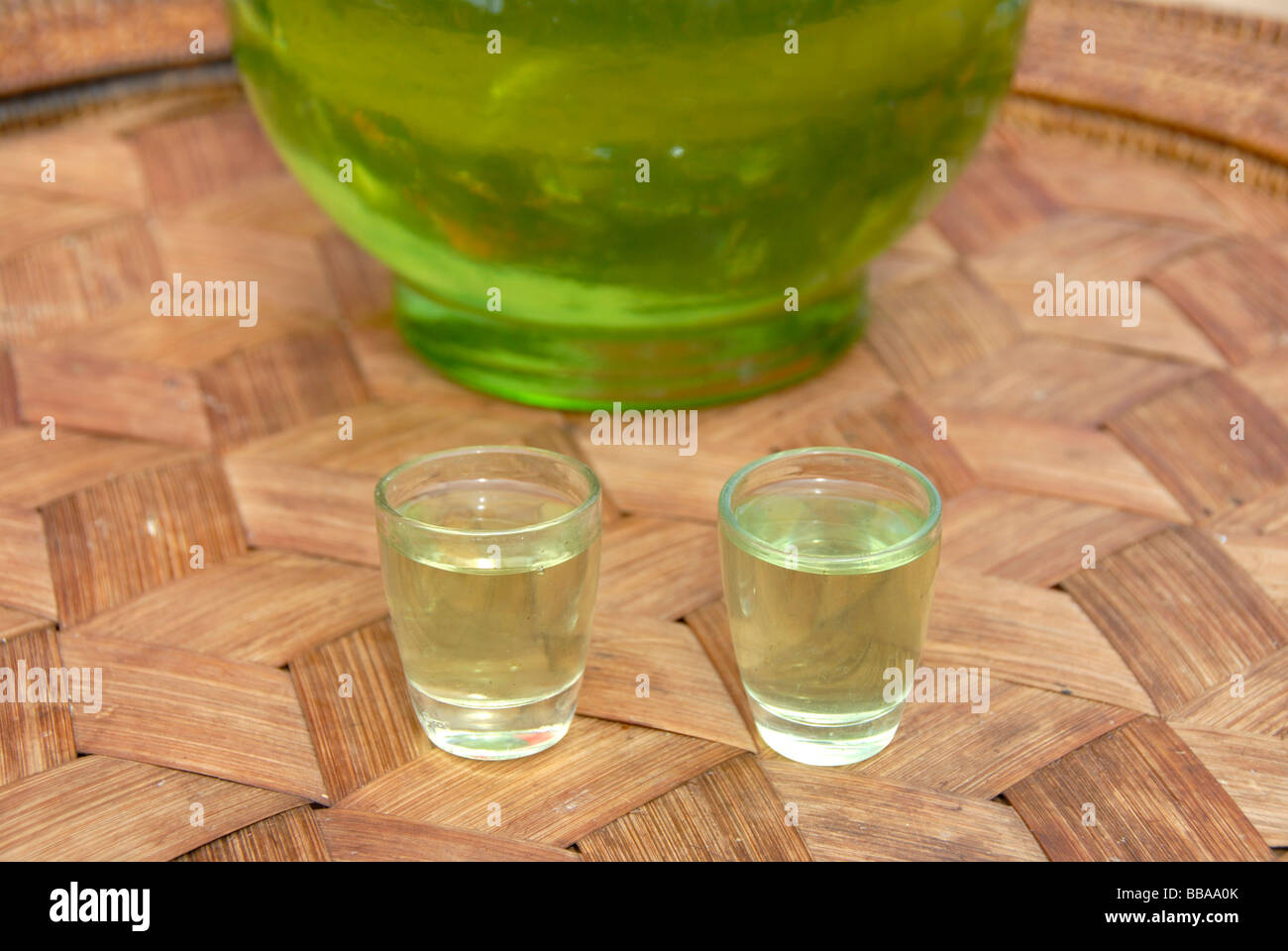 Alkohol, grüner Lao Lao Lao Reis Schnaps in zwei Schnapsgläser, Phongsali,  Laos, Südostasien, Asien Stockfotografie - Alamy