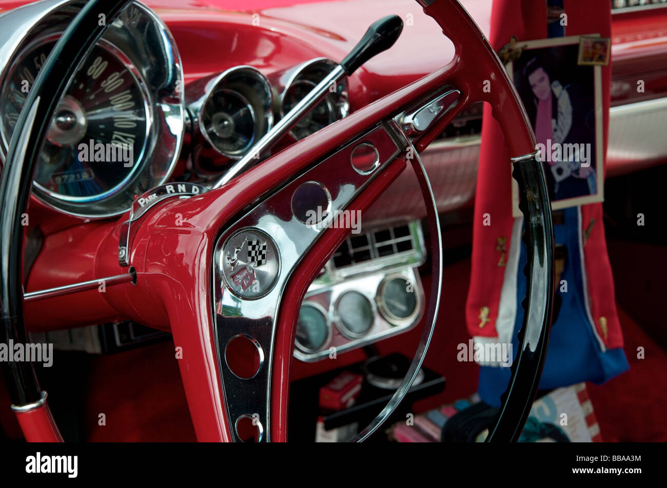 Rot Antik Chevy Impala Interieur mit Elvis Bild Weg Spiegel hängen Stockfoto