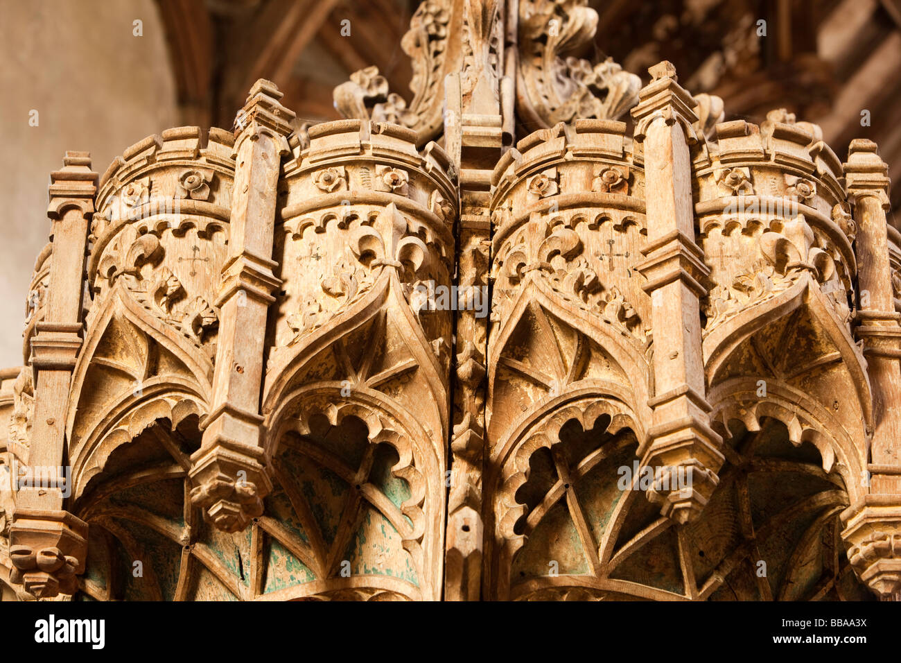 UK England Norfolk Trunch Dorf St Botolphs Pfarrkirche mittelalterlichen geschnitzten hölzernen Schriftart Abdeckung carving-detail Stockfoto
