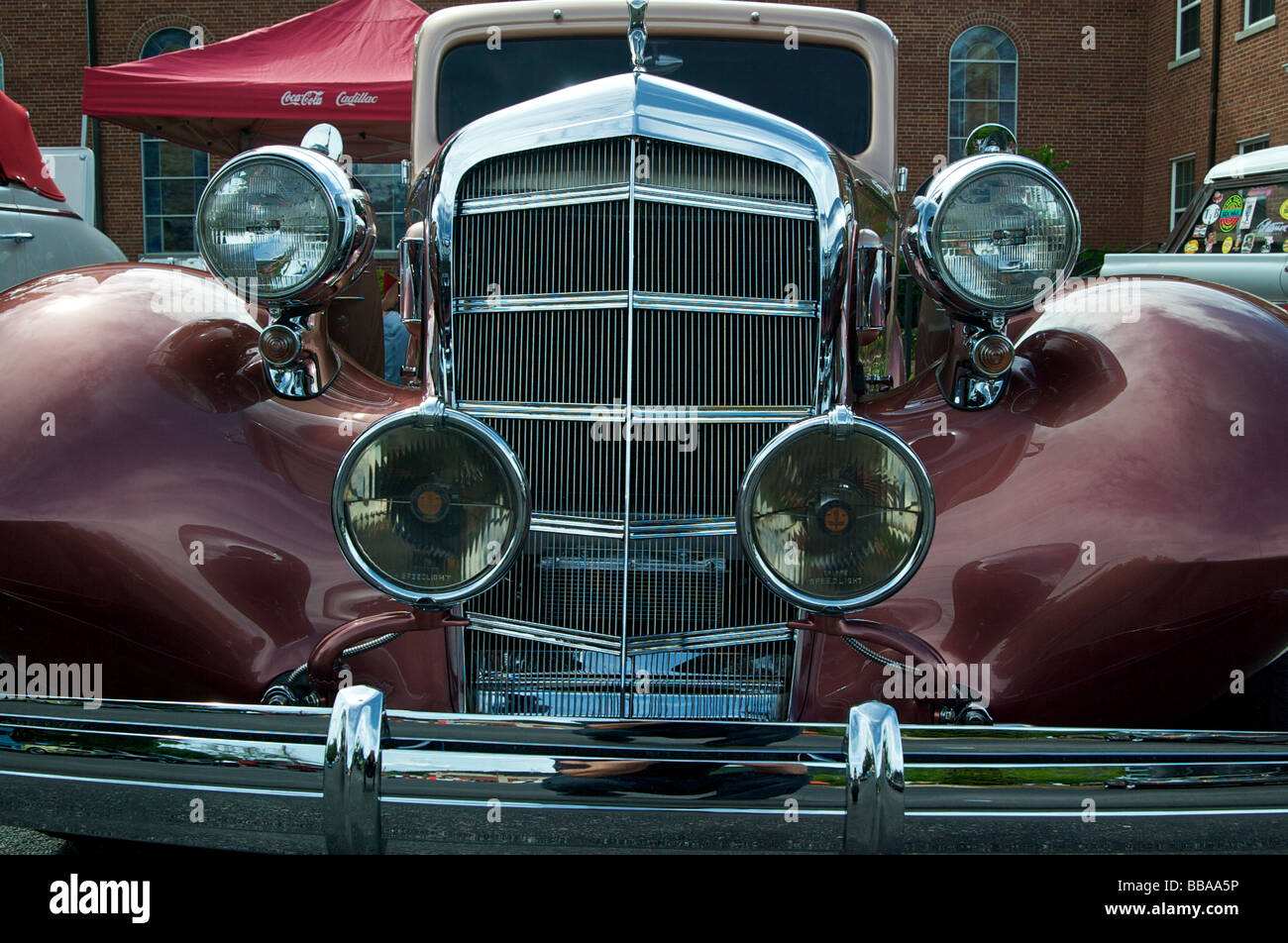 Antike V8 Cadillac Vorderansicht der Scheinwerfer und Chrom grill Stockfoto