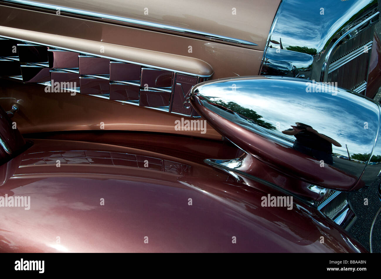 Antike Cadillac Seite Ansicht zeigt Chrome Stirnlampe und grill mit Zufuhr V8 emblem Stockfoto