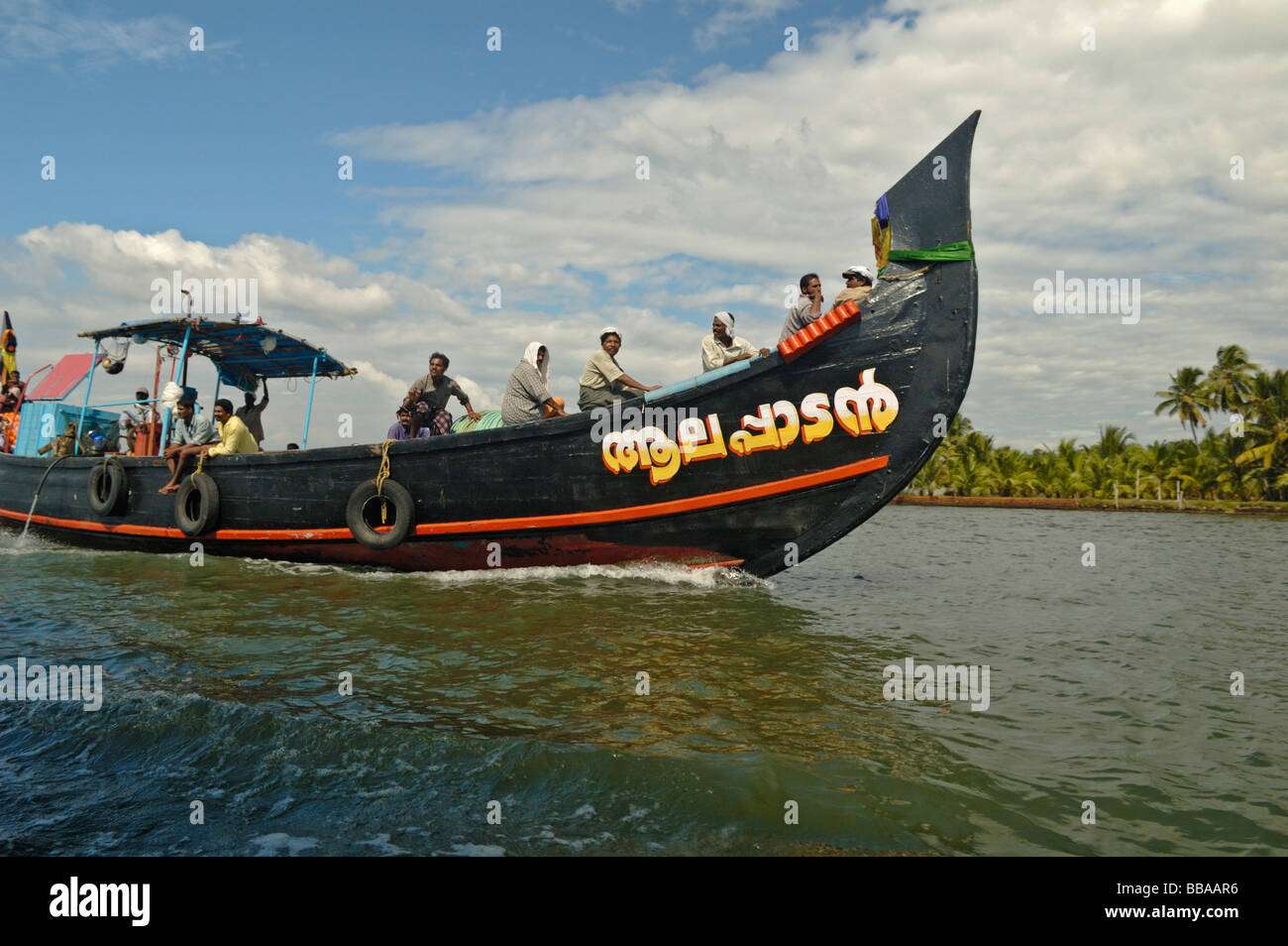 Indien, Kerala Backwaters. Boot und Fischer in den Backwaters zwischen Kollam, Allepey. Keine Releases zur Verfügung. Stockfoto