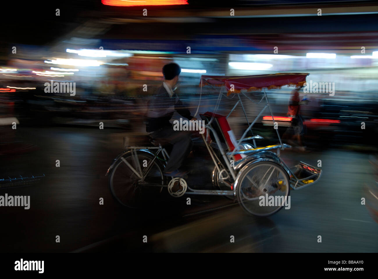 Bewegungsunschärfe, Fahrradrikscha in der Stadt-Lichter in der Nacht, Hanoi, Vietnam, Südostasien Stockfoto