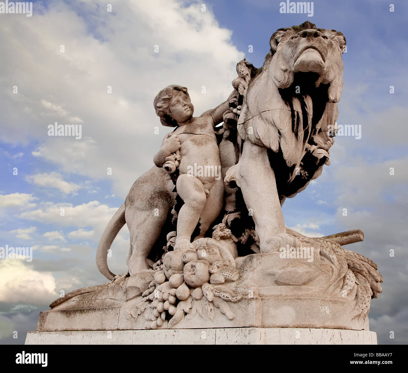 Einer der Statuen auf der Brücke Alexandre III in Paris, Frankreich Stockfoto