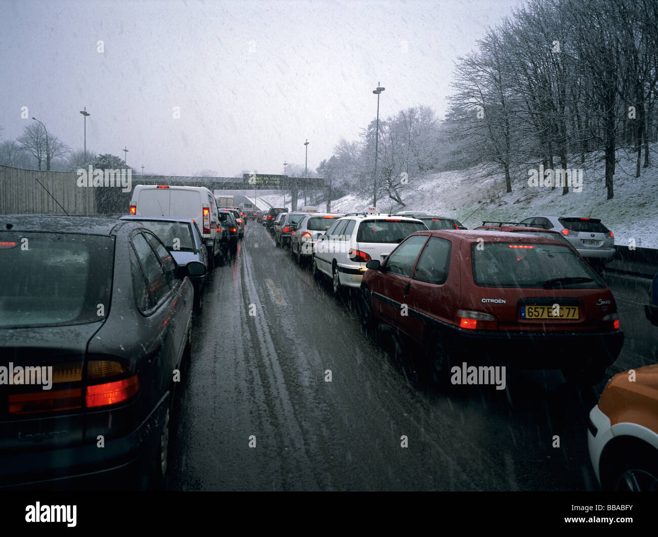 6x4.5cm Paris, Frankreich, A13 Speedway Verkehr Kork wegen Schnee fallen Stockfoto