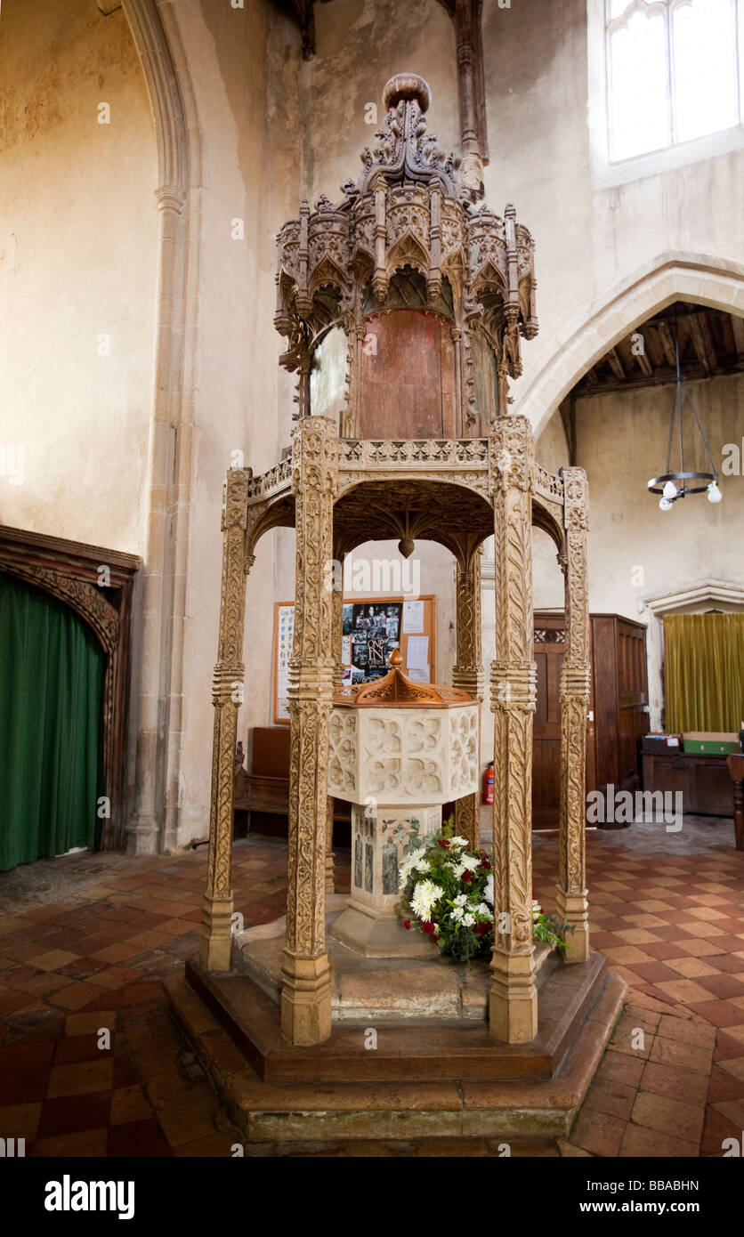 UK England Norfolk Trunch Dorf St Botolphs Pfarrei Kirche verzierten mittelalterlichen geschnitzten hölzernen Schriftart zu decken Stockfoto