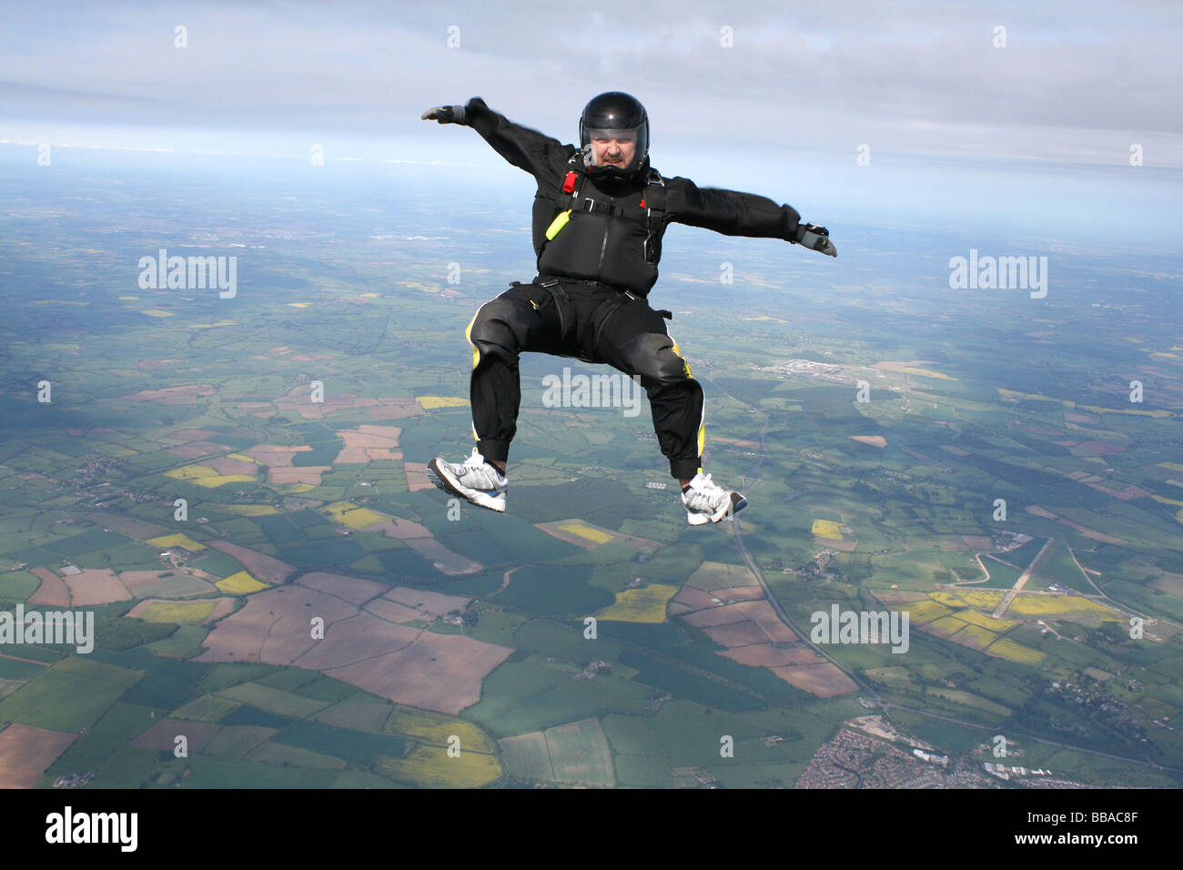 Fallschirmspringer in einer Position sitzen, während im freien Fall Stockfoto
