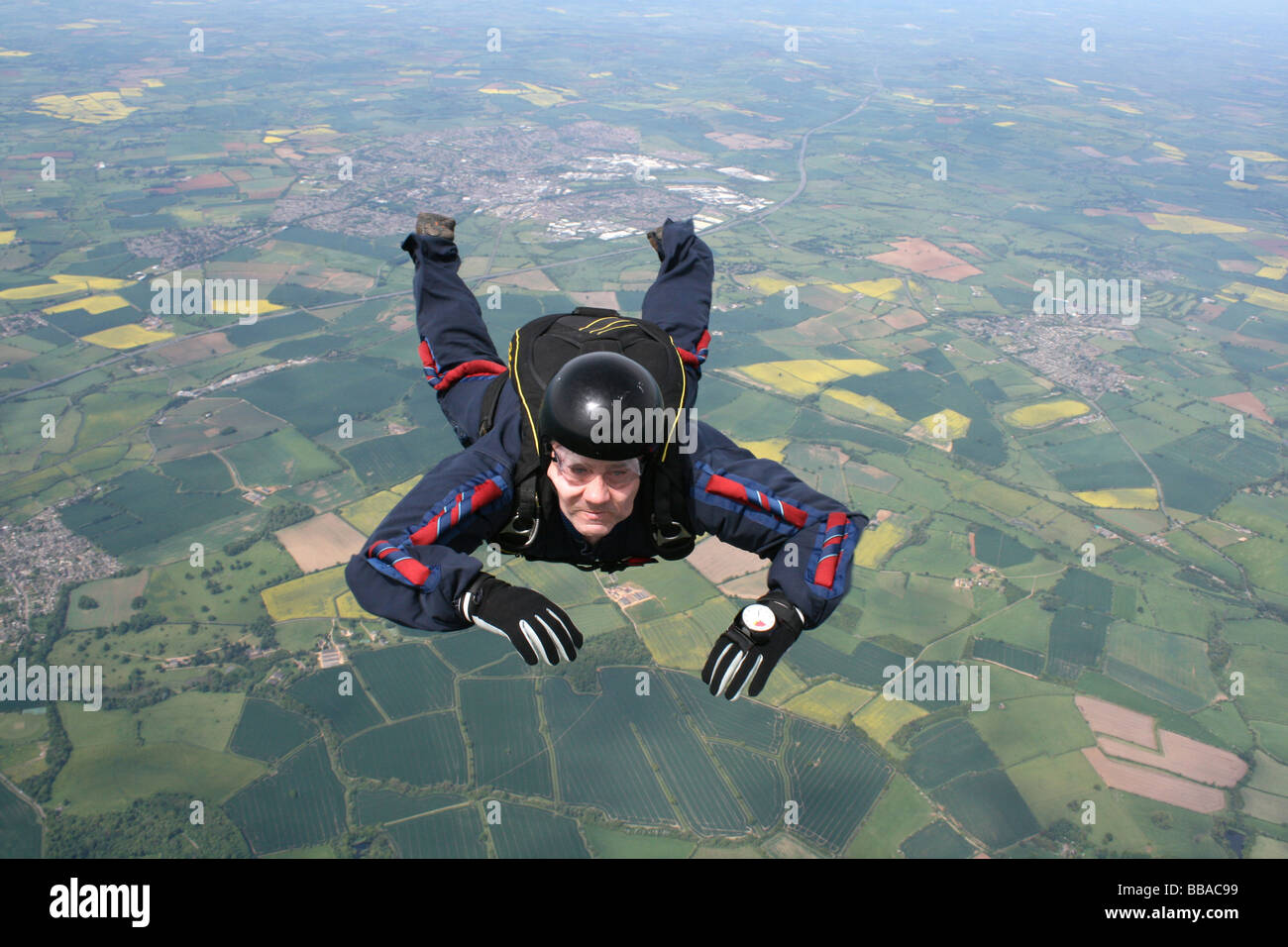 Nahaufnahme der Fallschirmspringer im freien Fall Stockfoto