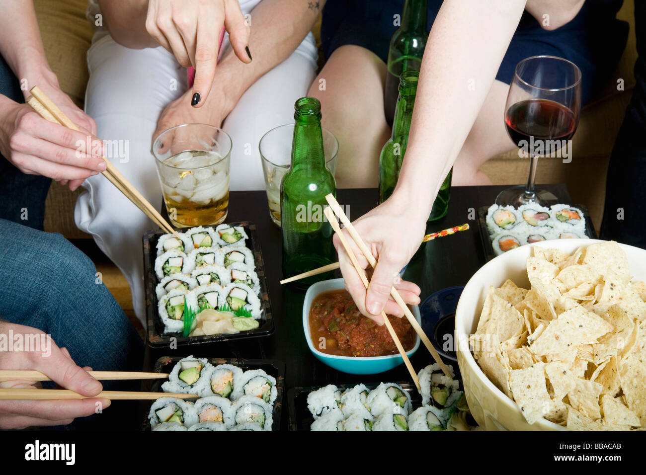 Eine Gruppe von Freunden, Essen und trinken zusammen Stockfoto
