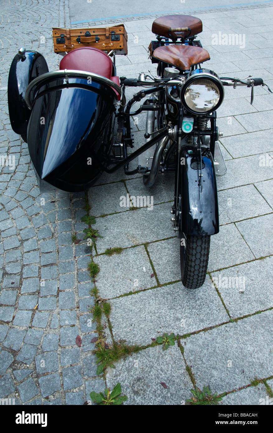 Altes Motorrad mit Beiwagen Stockfotografie - Alamy