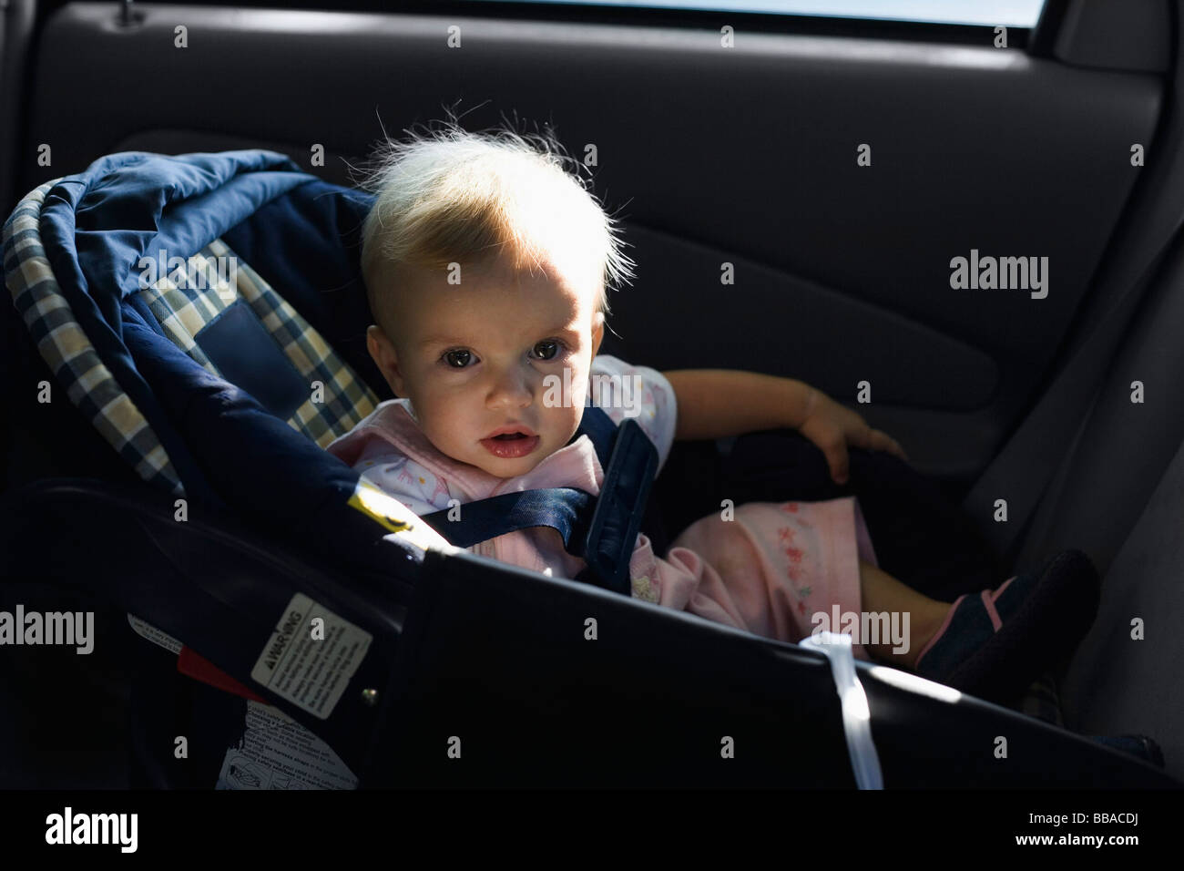 Ein Baby in einem Autositz sitzen Stockfoto