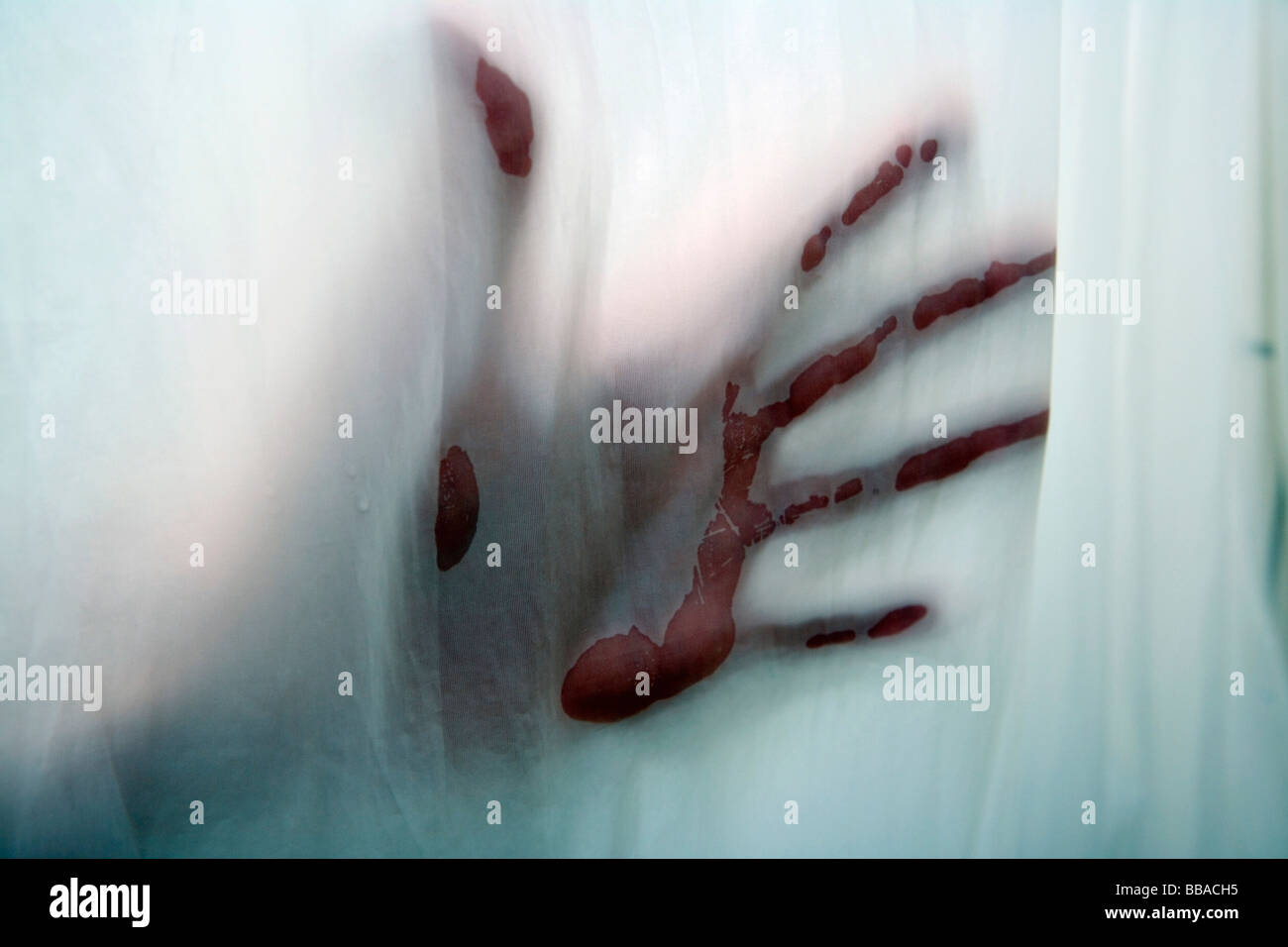 Eine Hand drückte gegen einen Duschvorhang Stockfoto