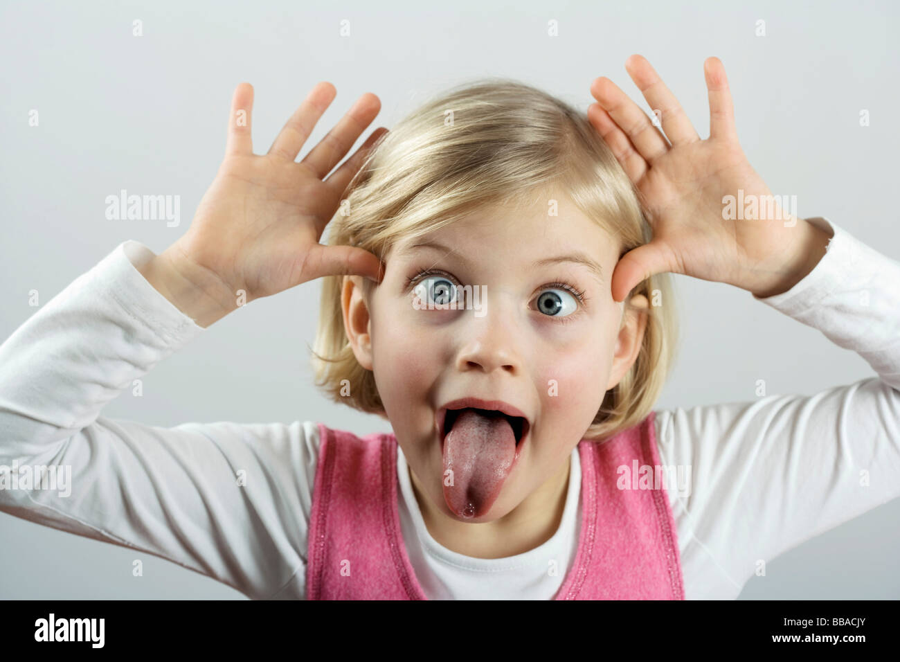 Ein kleines Mädchen machen ein lustiges Gesicht Stockfoto