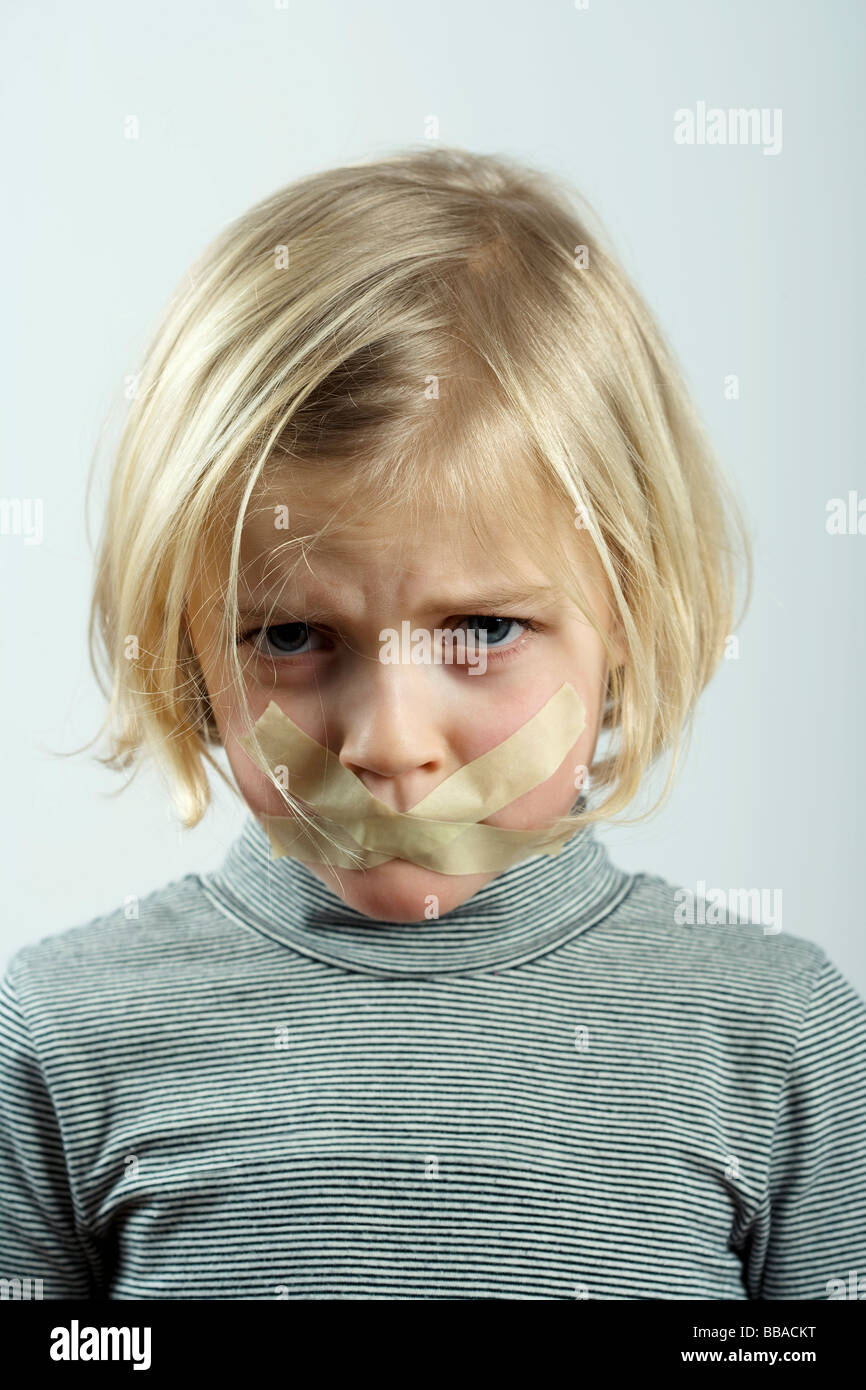 Ein junges Mädchen mit Klebeband über den Mund Stockfotografie - Alamy