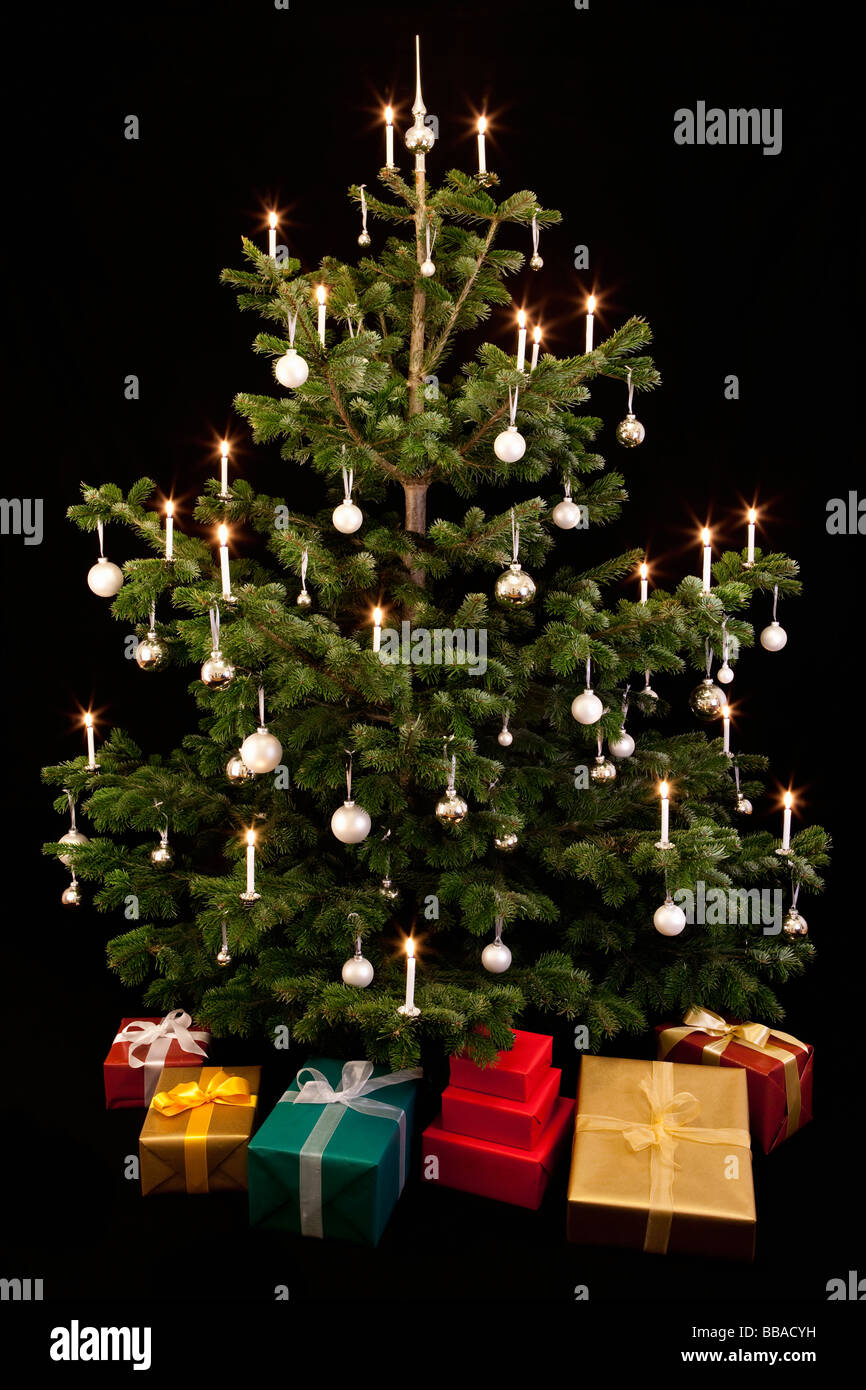 Geschenke unter einem Weihnachtsbaum Stockfoto
