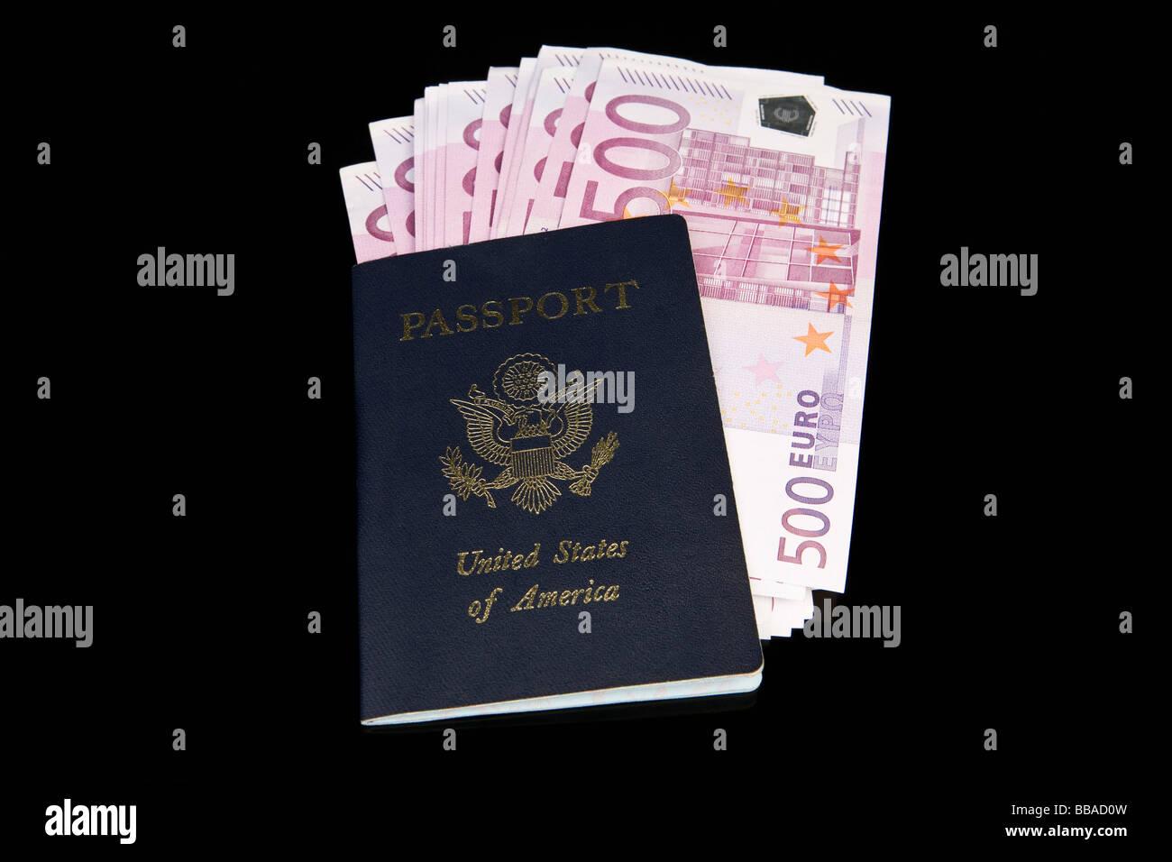 Einen amerikanischen Pass und Euro-Banknoten Stockfoto