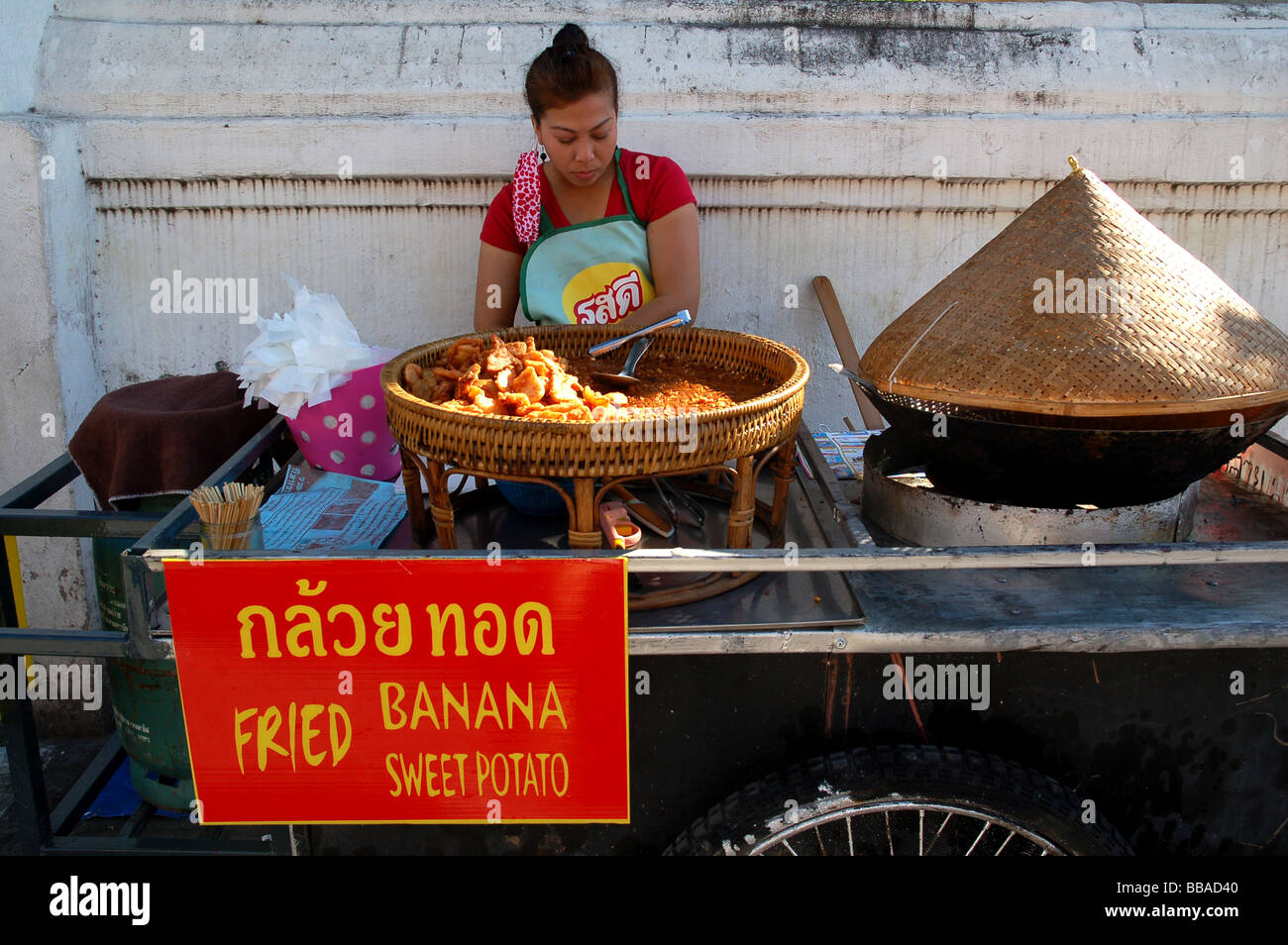 Thai Dame verkaufen gebratene Bananen in Chiang Mai, Thailand Stockfoto