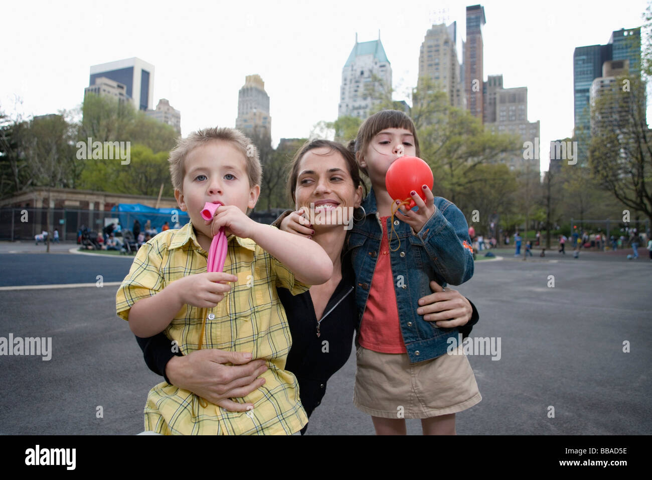 Eine Frau mit ihren Kindern im Central Park in New York City Stockfoto