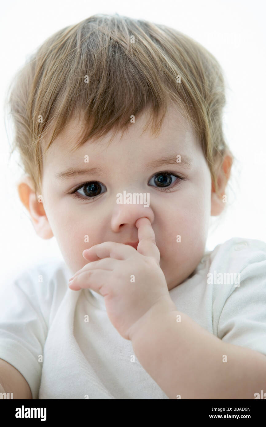 Ein kleiner Junge mit einem seiner finger-Nase Stockfoto