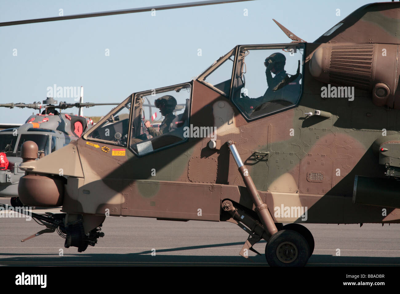 Ein South African Air Force Rooivalk Angriff Hubschrauber bei einer Flugshow auf Ysterplaat Air Force Base, Cape Town, Südafrika. Stockfoto